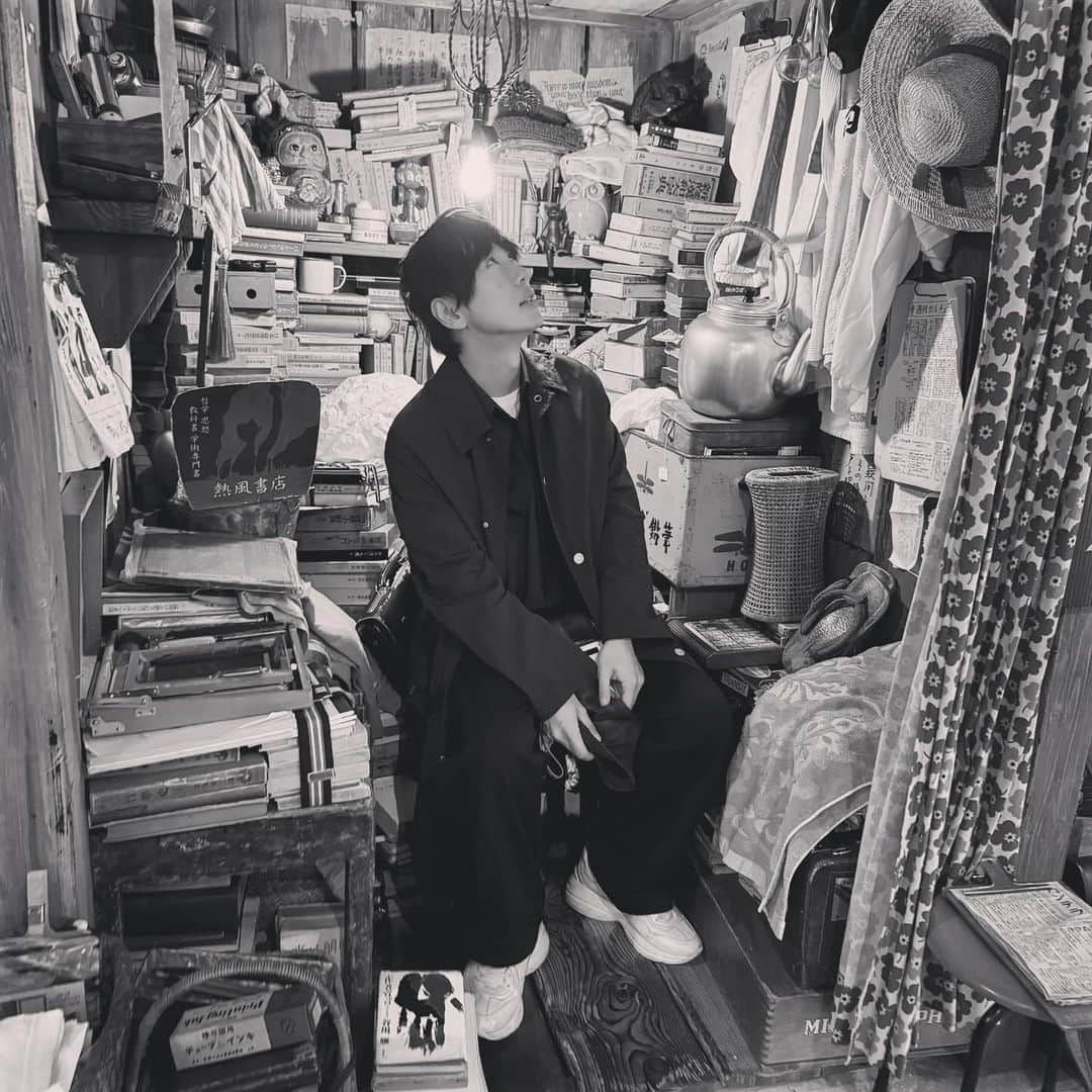 古市憲寿さんのインスタグラム写真 - (古市憲寿Instagram)「須田景凪くんたちと #ジブリパーク に行ってきた。遊園地と違ってライドがあるわけではなく、一瞬を切り取った「それ」があるだけなのに、ここまで楽しくなれるのは物語の力だなと思った。  須田くん、ライブ終わりの疲れてるところを付き合ってくれてありがとう。（名古屋のライブも見せてもらったのだけど、MC含めてとてもあたたかい空間でした）  ちなみに一枚目の写真は、パンフレットやポスターに載っていたイラストを再現したつもり！」10月24日 15時31分 - poe1985