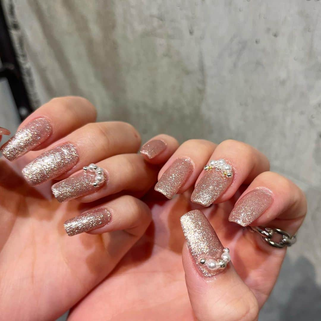 夏焼雅のインスタグラム：「new nail🎀🩷💕💓  kirakira〜💓✨💓✨💓 あやさんが今回も かわいくステキなネイルを してくれました♡💅🏻  パールや可愛いパーツをmixして おしゃれにしてくれた🤍 今回も可愛すぎるぅぅ🥹🥹🥹  @nail69aya  @function_nails」