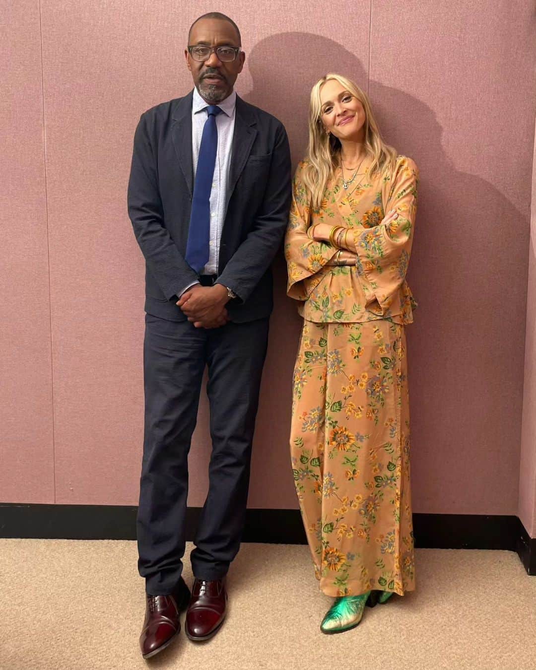 ファーン・コットンのインスタグラム：「Some behind the scenes snaps of this weeks @happyplaceofficial podcast episode with Sir Lenny Henry. 📸 This was a totally enjoyable meander through Lenny's life, looking at his childhood, discovery of his biological father, creative process and retrospective lessons learned. Have you listened yet?  Let me know if any of it resonated below.  And thanks for listening. ❤️⬇️」