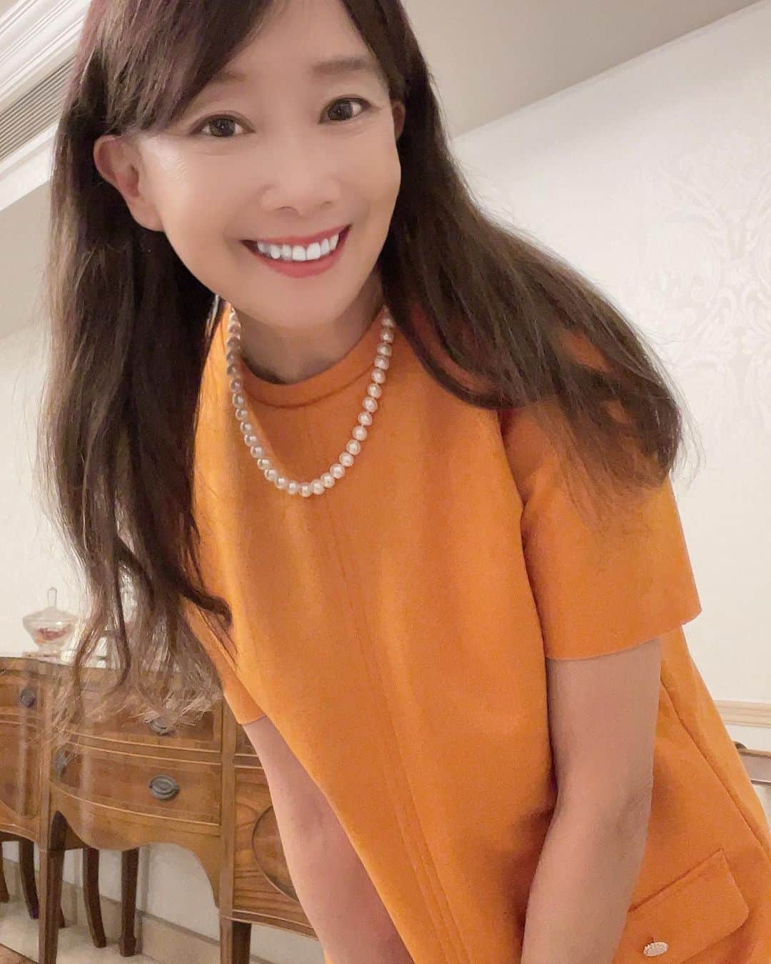 アグネス・チャンのインスタグラム：「Orange dress, cowboy boots」