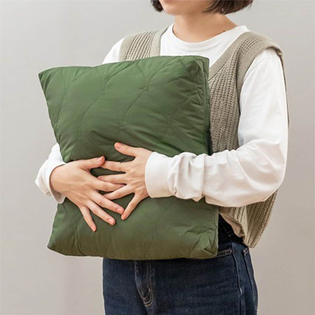 BRID 【NEXTANDARD MARKET】さんのインスタグラム写真 - (BRID 【NEXTANDARD MARKET】Instagram)「. MOLDING USB WARM CUSHION  アウトドアテイストのキルティングステッチとカラーを施したUSBウォームクッション。  ヒーターを内蔵しているのでUSB充電器と繋げば片面が温まります。 クッションとして腰にあてたり、冷えがちなお腹で抱えるようにあてることで、体の芯からじんわりと温められます！  アウトドアファニチャーを使ってインテリアをまとめている方、冬でもアウトドアを楽しみたいという方々におすすめです。  カバーは外せば丸洗いできるので、いつも清潔にお使いいただけます。  ・温度３段階調節 (強　約45℃ / 中　約40℃ / 弱　約35℃) ・速熱機能 (10分後自動的に【強】に切り替わり) ・自動OFFタイマー機能 (約２時間) ・電源　DC5V・5W (USB TYPE A)  商品の詳細は、画像に貼ってあるリンクからご覧ください。 →@brid_japan  #brid_japan #bridのある暮らし #ブリッド #MERCROS #メルクロス #USBcushion #USBクッション #クッション #インテリア雑貨 #アウトドア #ベランピング #テレワーク #寒さ対策グッズ #タイマー付き #洗濯可能 #温活 #温活グッズ #節電 #節電対策 #節電グッズ」10月24日 15時45分 - brid_japan