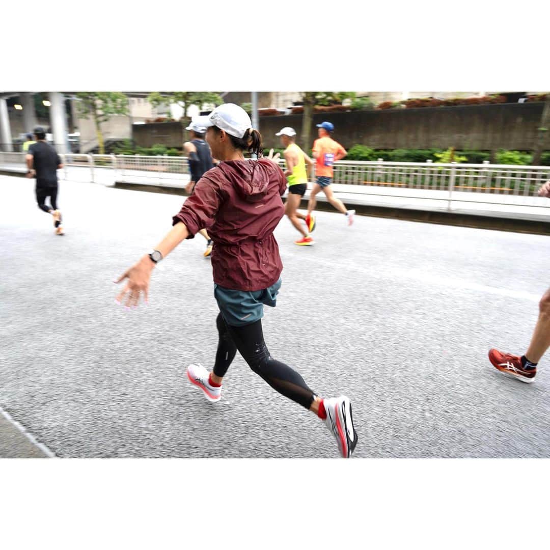 権藤朱実さんのインスタグラム写真 - (権藤朱実Instagram)「. 2023.10.15(日) 『東京レガシーハーフマラソン』①  生憎の強雨でスタートがかなり厳しいものとなりましたが。 折り返して帰ってくるランナーの皆さんは・・・ とても素敵な表情でした☺️✨  #model #satorujapan #akemigondo #モデル #サトルジャパン #権藤朱実 →@satorujapan_official →@akemigondo ☑︎プロフィールのリンクにて、写真公開中☆ ☑︎リールにて、息子のあれこれ公開中☆」10月24日 15時41分 - akemigondo