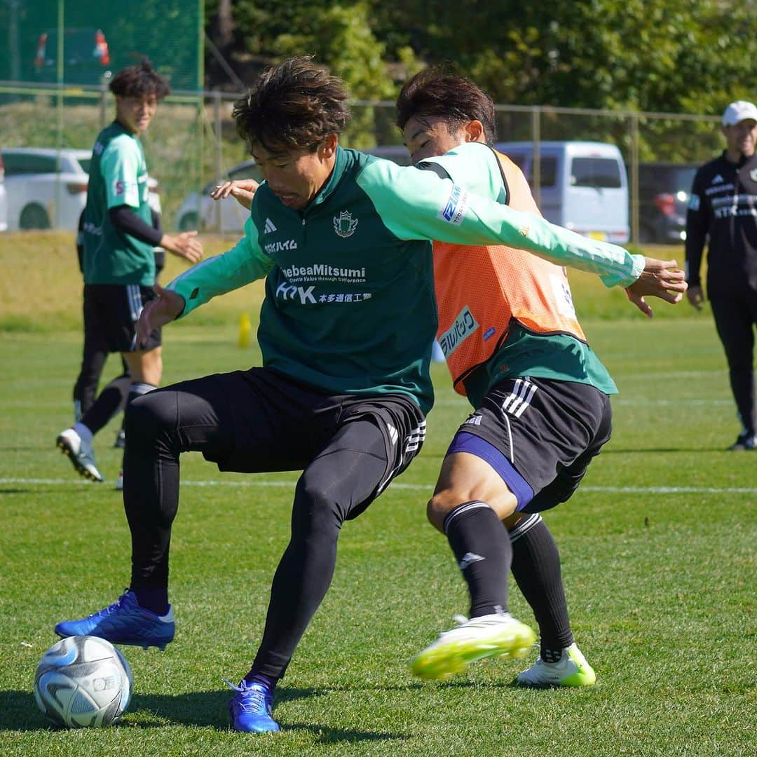 松本山雅FCさんのインスタグラム写真 - (松本山雅FCInstagram)「トレーニング写真をピックアップ📸🟢  #yamaga #matsumotoyamaga #國分龍司 #新井直登 #薄井覇斗 #稲福卓 #橋内優也 #宮部大己 #濱名真央 #渡邉千真  #喜山康平」10月24日 15時41分 - matsumoto.yamagafc