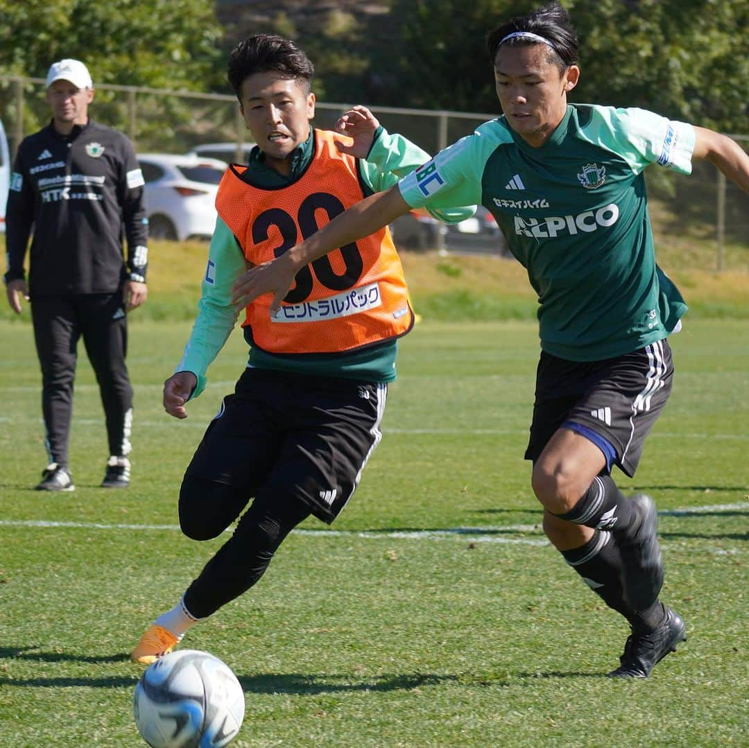 松本山雅FCさんのインスタグラム写真 - (松本山雅FCInstagram)「トレーニング写真をピックアップ📸🟢  #yamaga #matsumotoyamaga #國分龍司 #新井直登 #薄井覇斗 #稲福卓 #橋内優也 #宮部大己 #濱名真央 #渡邉千真  #喜山康平」10月24日 15時41分 - matsumoto.yamagafc