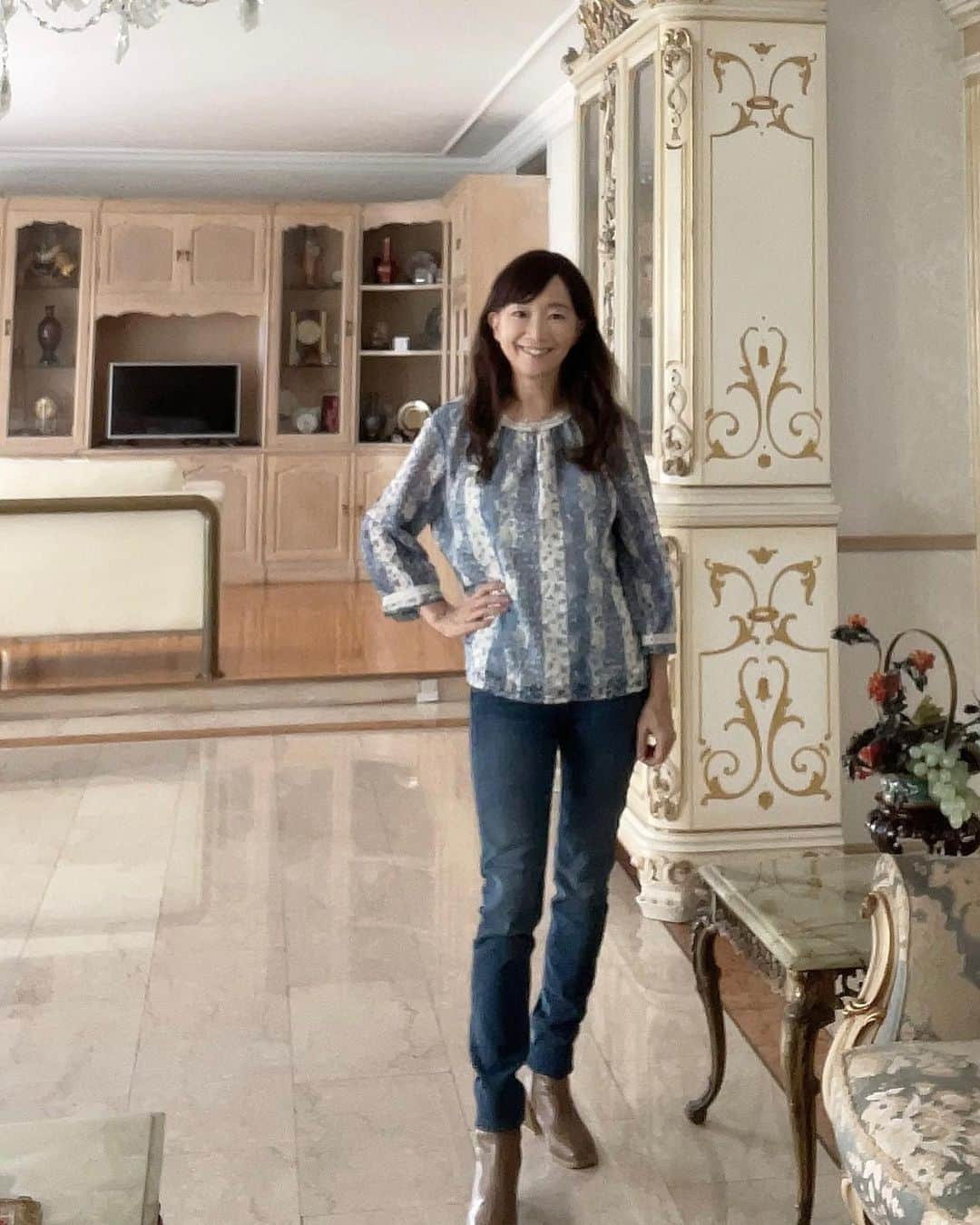 アグネス・チャンのインスタグラム：「Blue blouse with jeans」