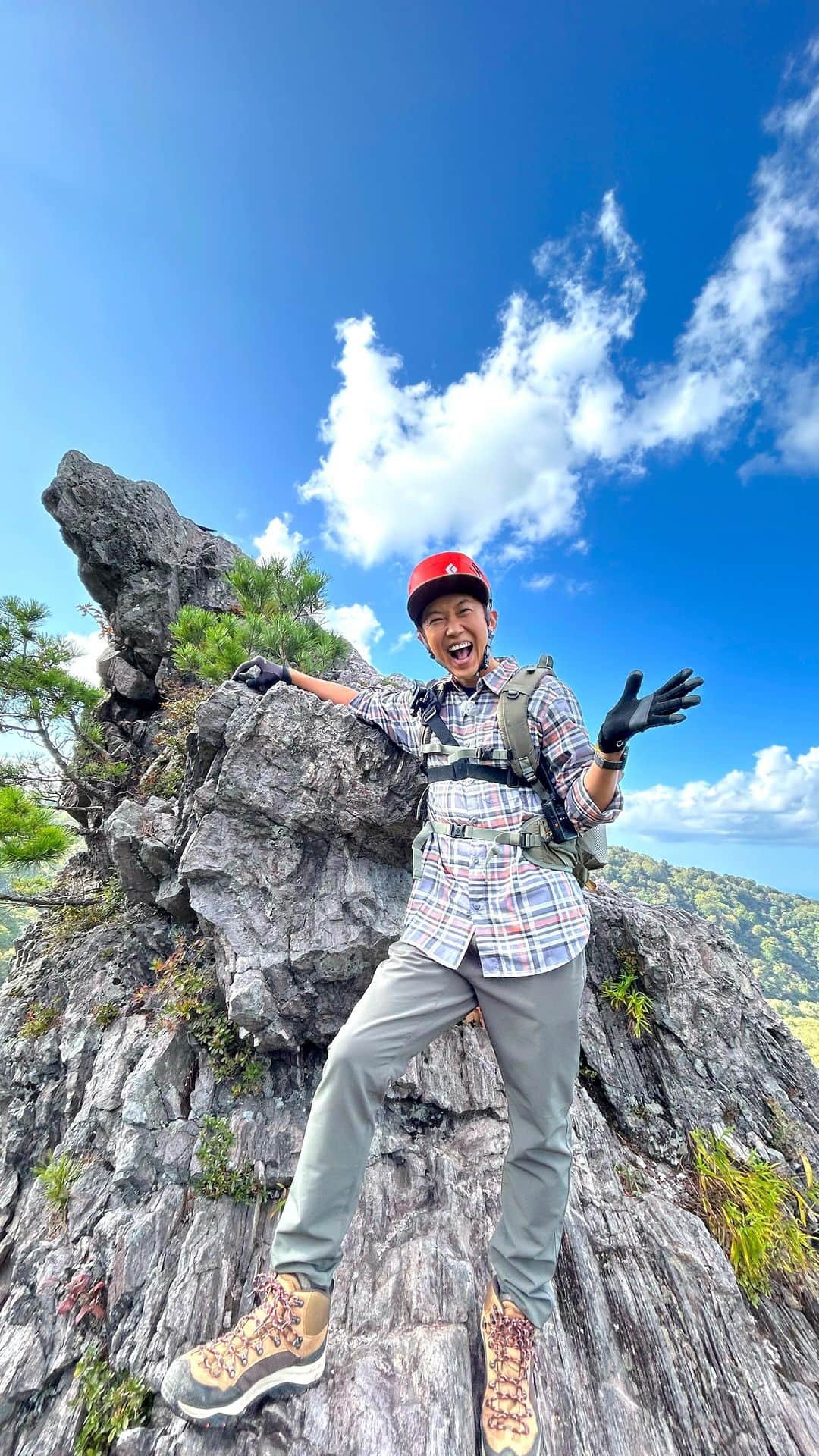 金子貴俊のインスタグラム：「明日のそこ山は！ 医王山（いおうぜん）前編 10/25(水)22:30〜23:00 BS朝日「そこに山があるから」  そこ山初！？石川県登山！ 最高の天気に恵まれて、 そこ山史上最難関にチャレンジ！ 見所たっぷり！ネイチャーチャージ！ 是非ともご覧ください！ TVerもよろしくお願いします。🙇  #登山#山#医王山#石川県#コロンビア#登山好きな人と繋がりたい #山好きな人と繋がりたい #そこ山#そこに山があるから」