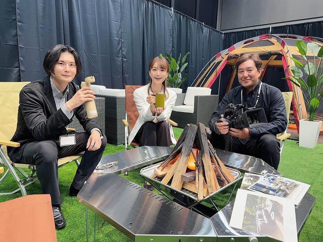 村山千代のインスタグラム：「🏕️ オフィスでワーケーション的な！ これ実はオフィスなんですってー。 自然と会話が弾みそうー♪ 取材の様子は後日共同通信社さんのページでー。  その後はライブ配信２本🎵 配信もWEBで見てもらえる時代ですが、 スタジオはなくなってほしくないなぁーと 楽しい人たちとの時を過ごしながら思いましたとさ。 #今日の仕事 #取材 #ワーケーション　 #ライブ配信 #WEBセミナー #隠れない隠し撮り #アナウンサー」