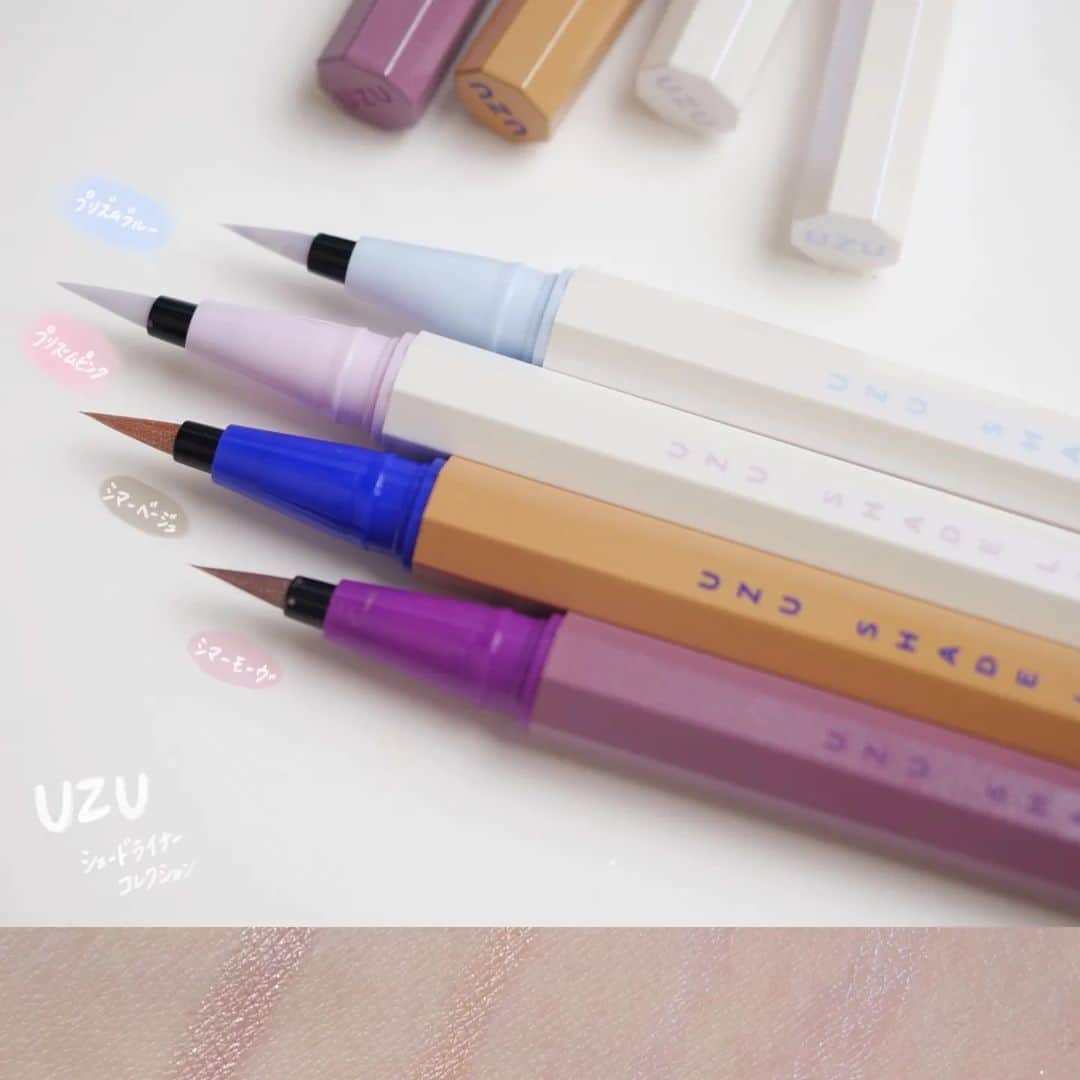 船山葵さんのインスタグラム写真 - (船山葵Instagram)「今回のUZUの限定色は、本当に色の透け方がかわいい🥺 濃すぎず、薄すぎず…！ブラウン系、モーヴ系のシマー。ブルー系、ピンク系のプリズム。の4色。    特徴はアイライナーとして「線」を引けるだけでなく、筆を横に寝かせば、面(アイシャドウ的な役割)として、色を施せるところ。アイシャドウ的な役割としても自然に使える🕺  今回の色、お仕事などで普段使いしやすい！という色ではないかもしれないけど、普段カラーライナーしっかり使わない、けど、たまには遊びに行くときは使ってみたい！という人におすすめです🕊️  ほんのり色足しができつつ、 内側からキラキラと発光しているようなパール感もちゃんと楽しめるアイライナーです。  #UZU SHADE LINER コレクション シマーモーブ シマーベージュ プリズムピンク プリズムブルー 10月20日数量限定発売  わたし的には、今回の4色、下まぶたで色遊び・パール遊びをしたいときにおすすめかなと思います♪  シマーモーブ …グレージュモーブ。ほんのりくすんでいて、下まぶたの際に細く入れると、目元のちょっとしたおしゃれな囲み目メイクができる。  シマーベージュ …普段使いが特にしやすそう！ シャンパンベージュ。涙袋をほんのり作りたいときは、筆を横に寝かせて引いていくのがおすすめです  プリズムピンク …クリスマスに使いたくなる色！ ほんのりピンク色に透ける感じ。下まぶたの目尻側に濃くのせると、  プリズムブルー …これもクリスマスに使いたくなる色！ 淡いブルーで目元がほんのり明るくなるような気がする  わたしの好きな色、おすすめな色は、 シマーベージュ、プリズムブルー！  #おすすめアイライナー#uzuアイライナー#ウズ#コスメ#美容#メイク#美意識#シマーモーブ#シマーベージュ#プリズムピンク#プリズムブルー#uzu限定アイライナー#カラーアイライナー @uzu_byflowfushi」10月24日 21時08分 - aoi_funayama