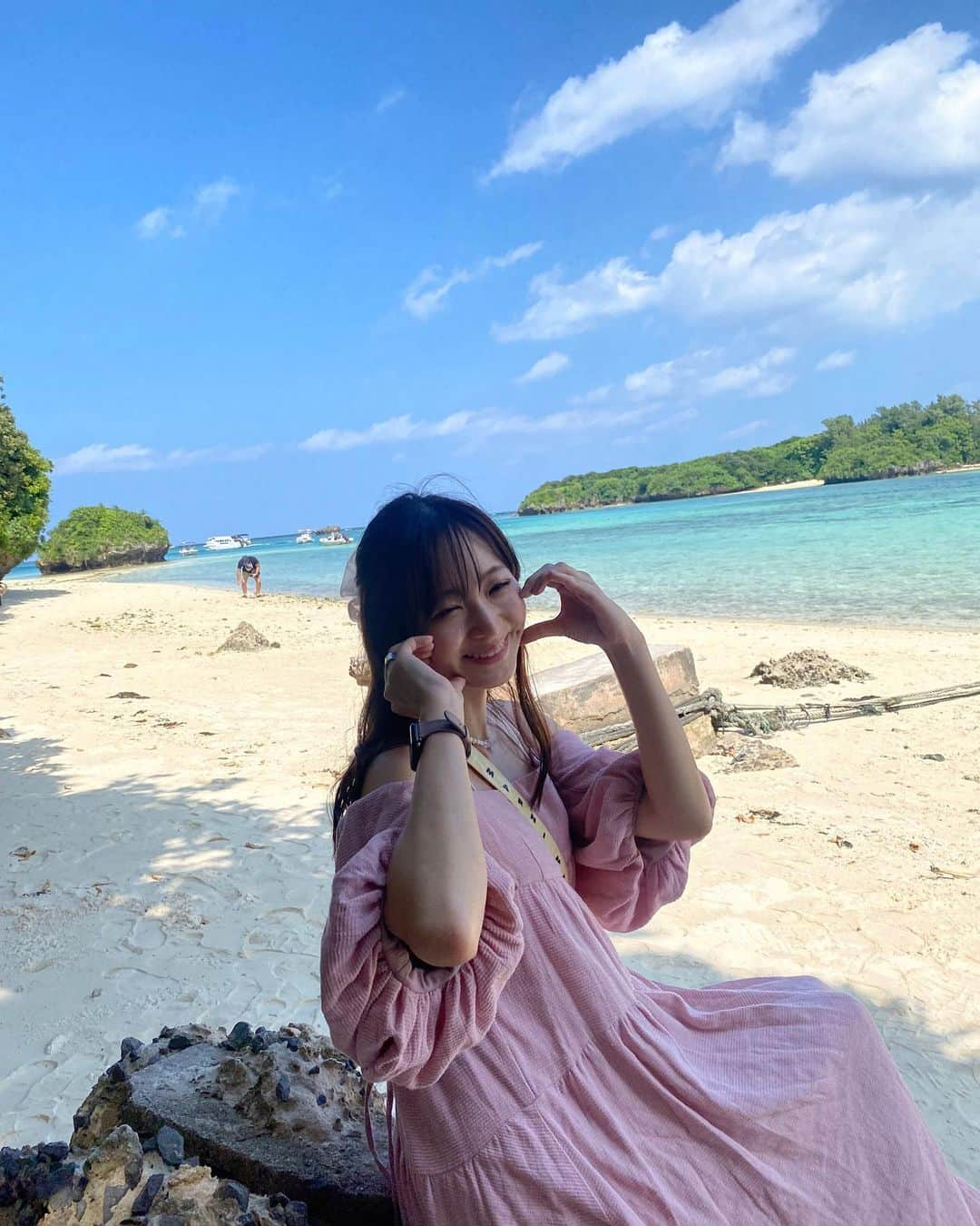 和田瞳のインスタグラム：「川平湾が綺麗すぎた🌊♡ 眺めてるだけでとっても癒されました、次リベンジで行ったときには絶対潜る！！！！  東京寒すぎて既に石垣島戻りたい〜  dress : #chico bag : #MARNI」