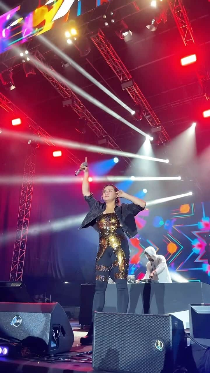 Vicky Shuのインスタグラム：「Terimakasiiih @playlistlivefestival sudah diberi kesempatan tampil di Day 3.. terimakasih mas @kikiauliaucup @ucupop_ atas Colab serunya bersama UCUP and Friend bersama mas @candilkece @aurakasih  Terimakasih @djojokarsono.group dan seluruh pihak juga sponsor yang melancarkan dan terlibat dalam acara ini..   BANDUUUNG KALIAAAN KEREEN BANGETT.. padahal closing tengah malaam tapi masih super seru dan semaraaak joged 😂😂😂 terimakasiiih semuanyaaa 🥰🥰  #panggungvickyshu」