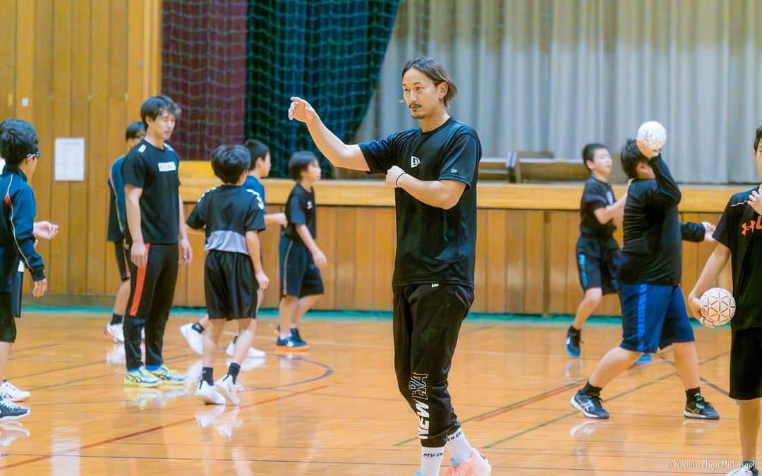 信太弘樹のインスタグラム：「この前の講習会🤾‍♂️  日曜日の夜だったけど、たくさんの中学生が参加してくれましたー！！ありがとう！  サインのプレゼントあるよ！ 応募要項は後日発信があるみたいなので、isc合同会社のXと Instagramをフォローして待っててね！  #ハンドボール #守谷市 #部活動地域移行 #isc合同会社  #newera #newerajapan #performanceapparel」