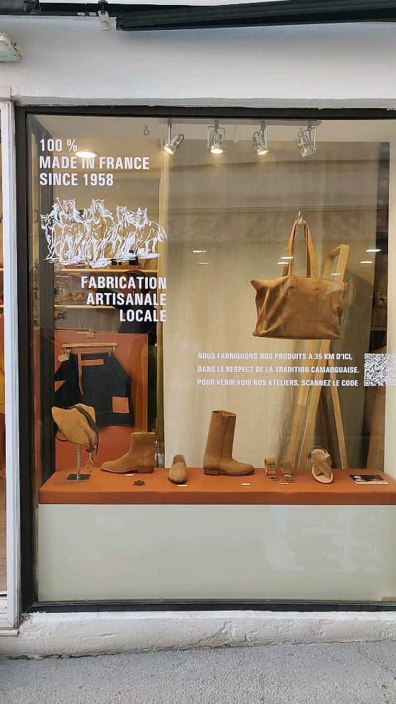 ラボッテガーディアンのインスタグラム：「Depuis 1958, nous fabriquons à la main des produits conçus dans de beaux matériaux dans le Gard. Retrouvez nos produits dans la boutique des #saintesmariesdelamer  📸 F.Agulhon」