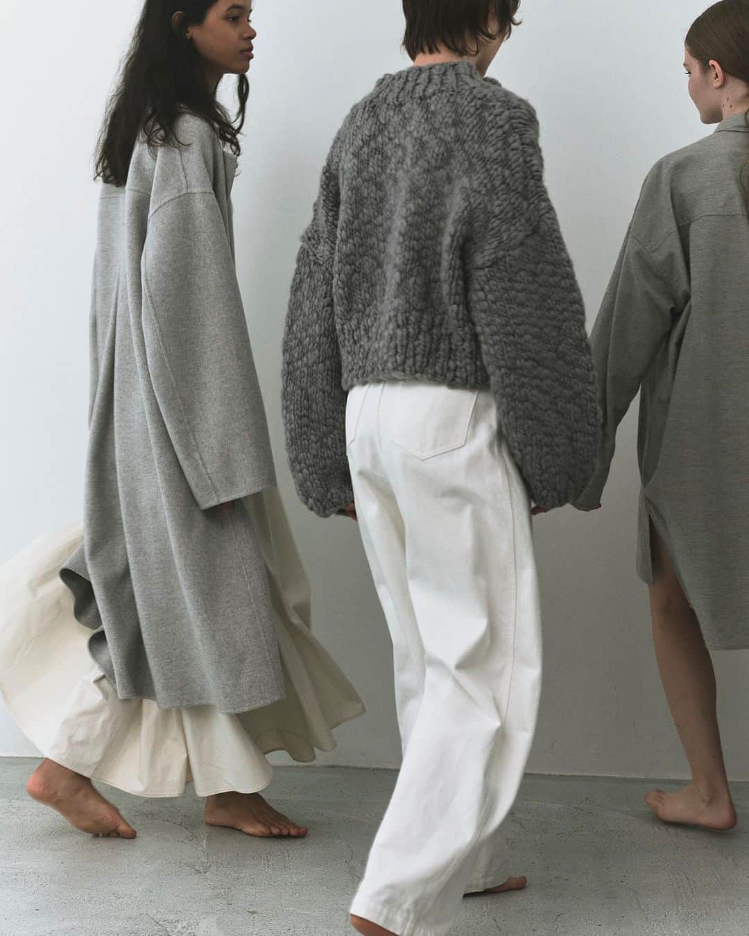 のインスタグラム：「. コットンフラノビッグシャツ ¥19,800  ハンドニットカーディガン ¥42,900  カツラギタックパンツ ¥18,700  ダブルフェイスロングコート ¥59,400  ボックスタックフレアスカート ¥23,100  #babylone #2023aw #2023winter」