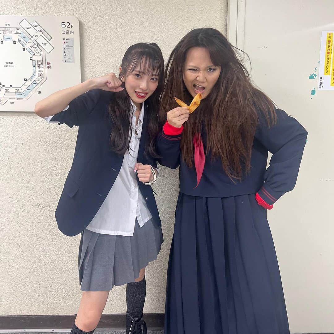 なちゅのインスタグラム：「み〜おんﾊﾟｲｾﾝ❤️ みんなの頼れる AKB48向井地美音総監督やで✨‼︎  いつも笑顔で挨拶してくれて、 こんななちゅにも優しく声かけてくださる… きっと全体を見てるんだろぉなあ…🥹✨ 年下なのにいつも心強い…✨ 高橋みなみ総監督を想わせる発言や行動の数々 素敵カッコ良過ぎる…✨ ｺﾝｻｰﾄの円陣で小指繋がらせて頂いたの胸熱🥰 み〜おん総監督について行きます❣️(勝手にwW) タイプ過ぎて昔から実はめっちゃ見てます🥰❤️ マジすかのみなみ役ハマり過ぎてて ゆい姐の取り合いやな‼︎😆‼️ マジやで🍗 ゆきりんﾊﾟｲｾﾝ、み〜おんﾊﾟｲｾﾝ 今回のｺﾝｻｰﾄに呼んで頂き感謝です🌸 感謝の手羽先や‼︎🍗  あ、なちゅーぶ(YouTube)の み〜おんも面白いからお楽しみに🤣✨💕❗️🍗 https://youtube.com/@nachu8460  #向井地美音 #AKB48 #総監督 #マジすか学園 #高橋みなみ #鬼塚だるま」