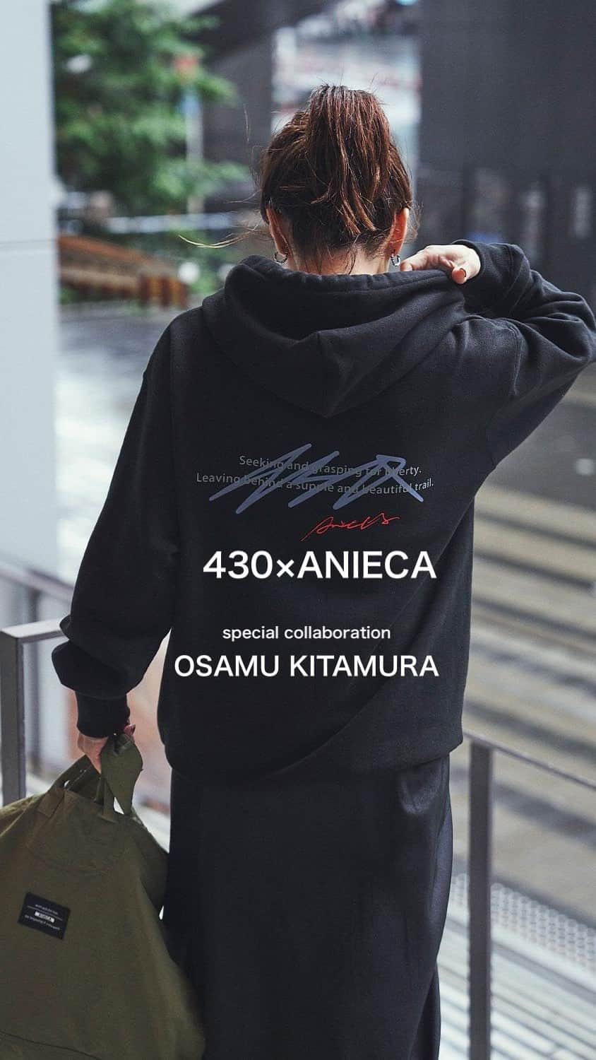 のインスタグラム：「本日発売のアイテムは 430×ANIECAのコラボ第二弾となります🎉  スペシャル企画として、fourthirtyと ANIECAの為に、 カリグラファーの北村　麿さん( @osmktmr )が文字を書いてくれました！  MサイズとLサイズ展開となっていて、それぞれ着てみました🙋‍♀️  男女問わず、家族や友人とシェアできるアイテムです☺️👏  是非、チェックしてみてくださいね！  tops @anieca_official   #anieca」