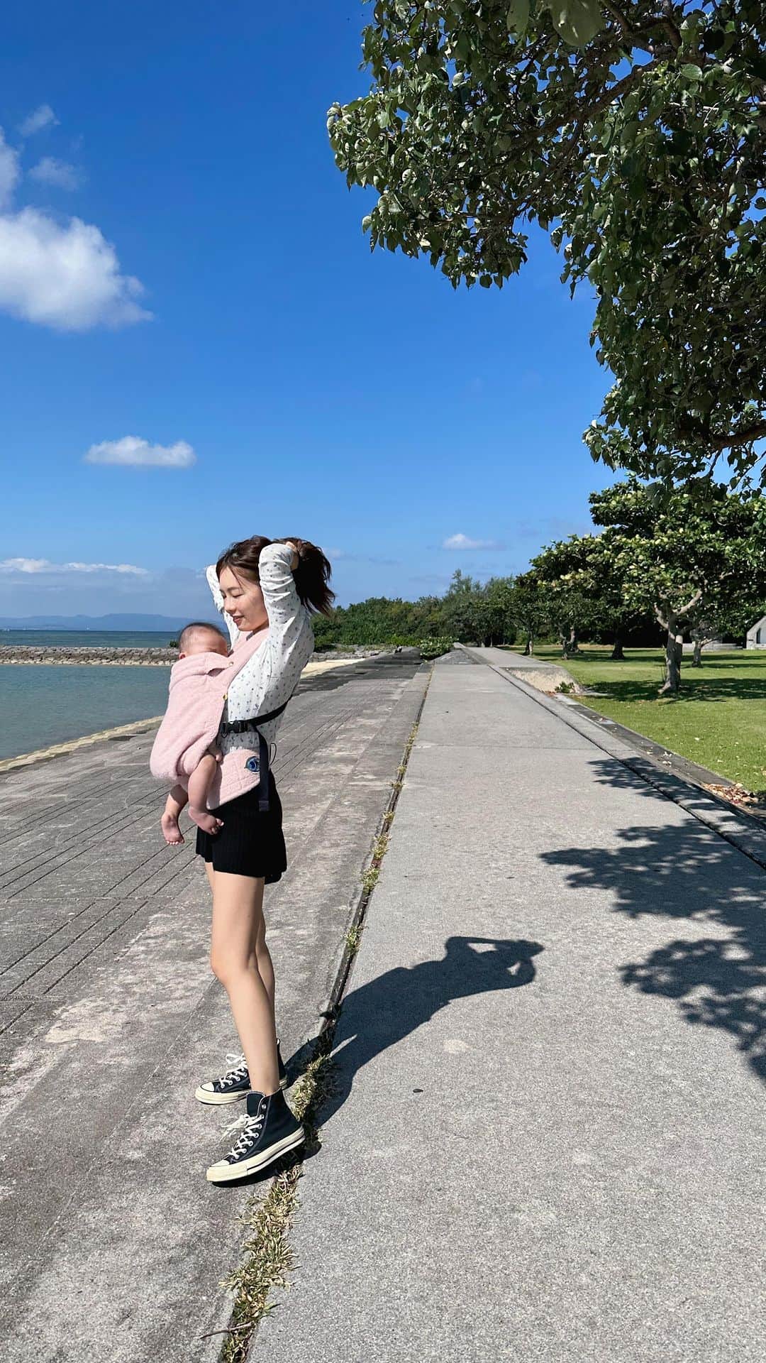 鈴木あやのインスタグラム：「休日のお散歩🏖️ いくつになっても身に付けるものはテンション上がる可愛いものが好き🎀 抱っこ紐は @artipoppeのお洒落抱っこ紐👶🏻💖」