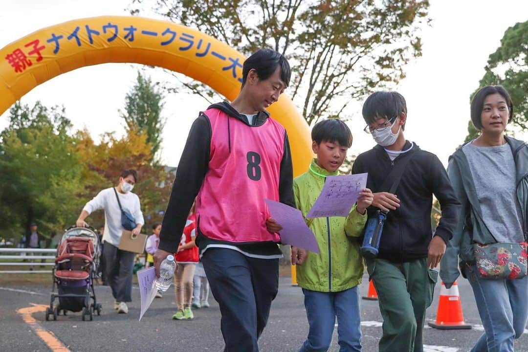 海老名市のインスタグラム：「10月21日、第39回親子ナイトウォークラリーを開催しました🌃  市役所をスタート・ゴールとしてチェックポイントをたどり、海老名に関連したクイズを解きながら海老名の夜道を歩きました。  達成感あふれる笑顔でゴール！ナイトウォークを楽しみました✨  #好きです海老名 #住みたい住み続けたいまち海老名 #海老名 #神奈川 #ebina #第39回親子ナイトウォークラリー #親子 #秋 #ナイトウォーク #夜」