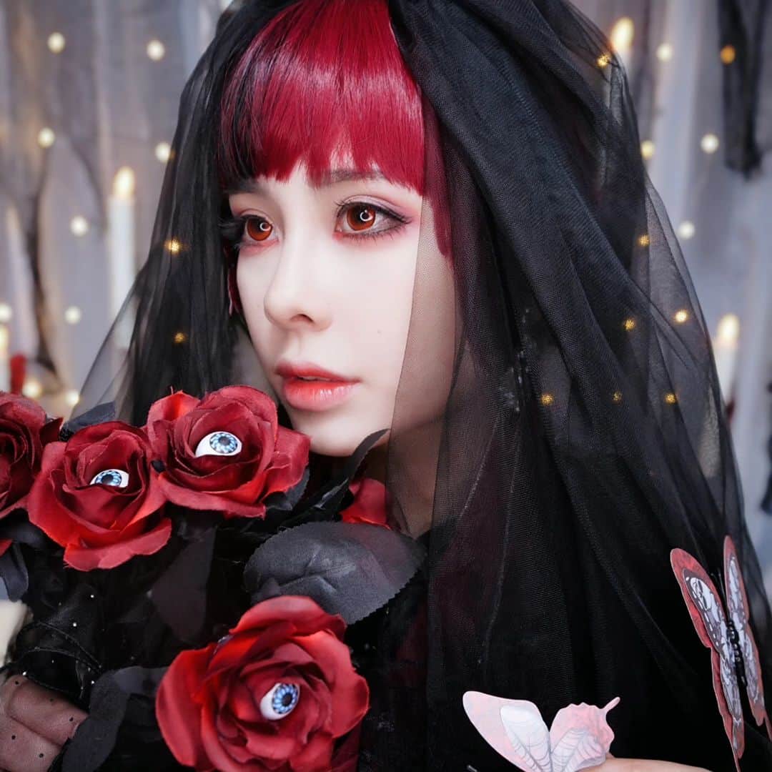 柳瀬アビーのインスタグラム：「SHIENで買った目玉バラ🌹⁡ ⁡よく見るとちゃっちーけど⁡ ⁡雰囲気でる👀⁡ ⁡⁡ ⁡#ハロウィン#ハロウィンコスプレ#仮装#オリジナル#シーン#ウィッグ#カラコン#ゴスロリ#japan#shein #halloween#cosplay#cosplayer#gothic#lolita#wig#red#me#makeup#model#likeforlikes#instagood」