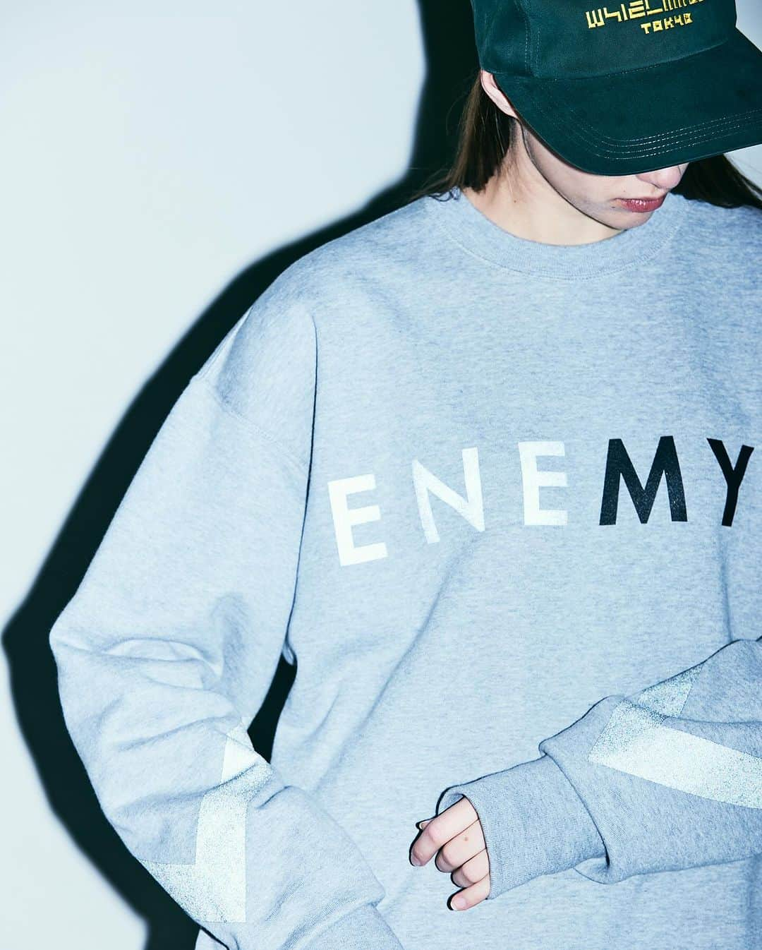 ウィズリミテッドさんのインスタグラム写真 - (ウィズリミテッドInstagram)「ENEMY SWEAT  ミリタリーというからにはARMYスウェットっていうことで 今シーズンはENEMYスウェットを作りました。 ENEと袖のV部分はリフレクタープリント。 光が当たると『ENEMY』！！ってなりますw 生地はZIP SWEATでも使用しているヘビーウェイトの裏毛を使用。 吊り編み機で編んだ裏毛の風合いも楽しんでもらえればと思います。  #whiz #whizlimited #whiztokyo #whizsendai #wpfu #2023aw #tokyostreet #harajuku #tokyo」10月24日 16時02分 - whiz_limited