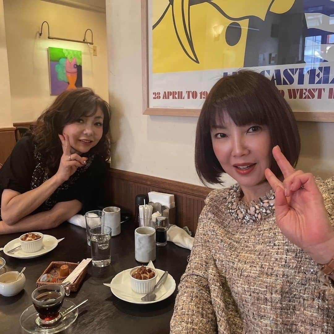 モモコさんのインスタグラム写真 - (モモコInstagram)「前から行きたかった洋食屋さん❗️ 大好きなんばかり❤️ みんなで分けましたー✨ 美味しかった❗️  今回配信のYouTube『モモコ新聞』は、家族トークです☺️ 今回は、家で朝ごはん食べながらのリアルトークです。 おまけ動画でS.MOMOの壁画を描いてくれたウーゴくんの結婚披露宴の様子もお届けしてます💓  #ハイヒールモモコ #👠 #👠🍑 #CHANEL #シャネラー #グルメ #アメブロ  #YouTube #モモコ新聞 #家族トーク #リアルトーク#カラフルウーゴ くん #結婚披露宴 #名古屋遠征 #ランチ #洋食屋さん #とんかつすゞ家」10月24日 15時55分 - highheel_momoko