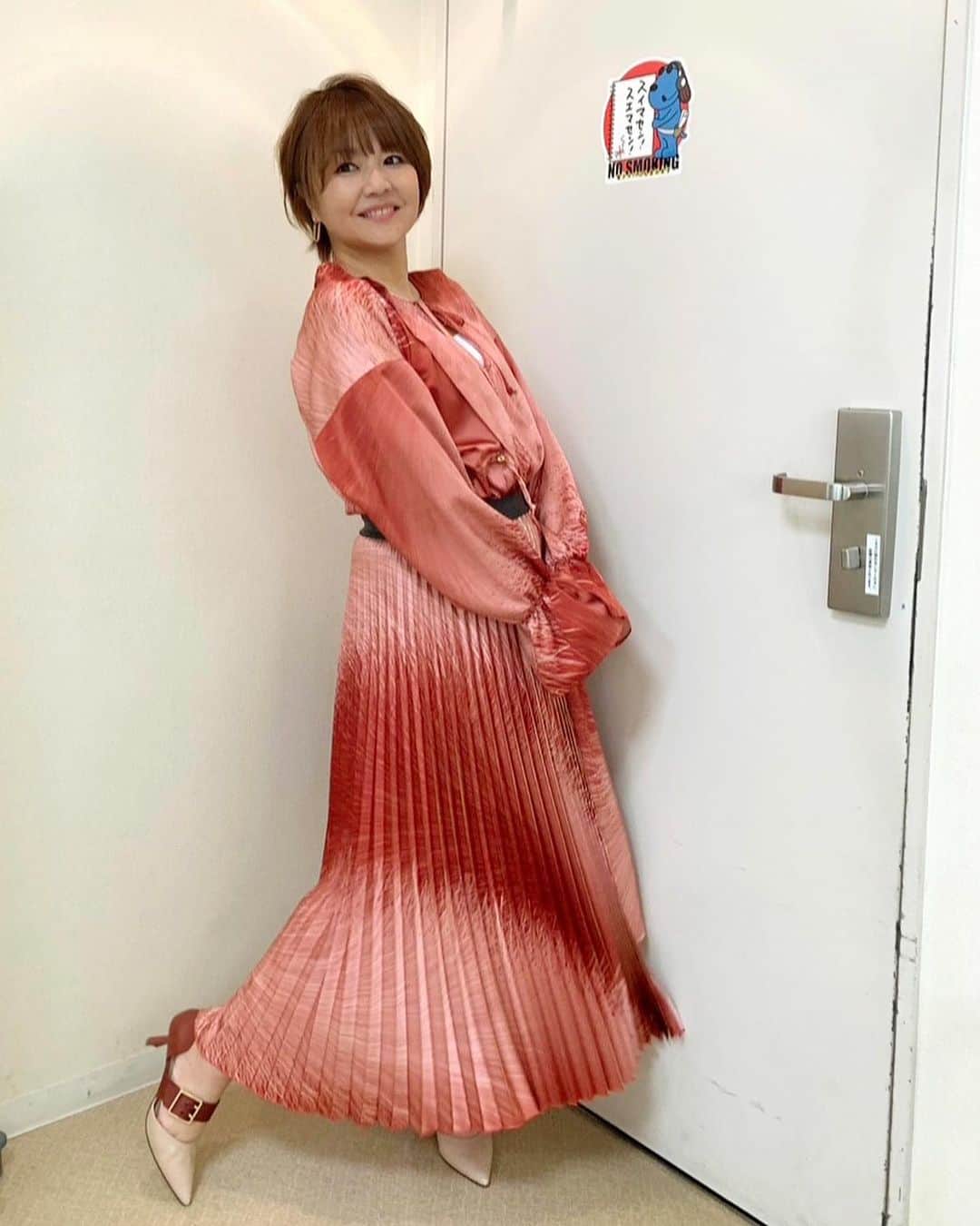 中澤裕子のインスタグラム：「⭐︎⭐︎  「ネプリーグ」でのお衣装とアクセサリーです。  綺麗な色の変形ワンピース。 #ailefanm  さん ゴールドピアス。 @mu_accessory  さん  ありがとうございました♡」