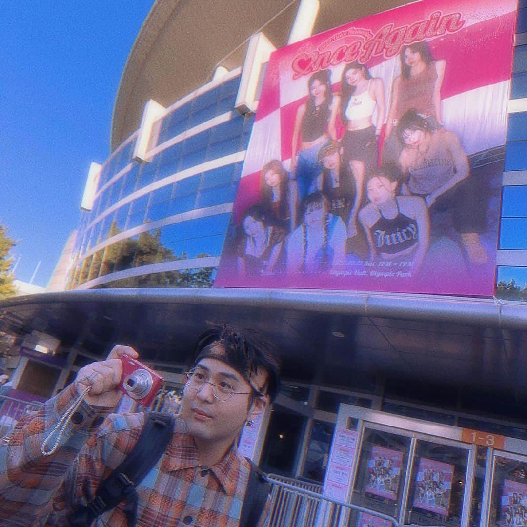 マーキュリーさんのインスタグラム写真 - (マーキュリーInstagram)「90年代オタクファッション👓🤳🩷  photo by @mikipon1111   #twice #twice_fanmeeting #once_again #dresscode #90's #この格好で即バレ　#モモりん凄い #SONY #デジカメ」10月24日 15時58分 - mercury0704