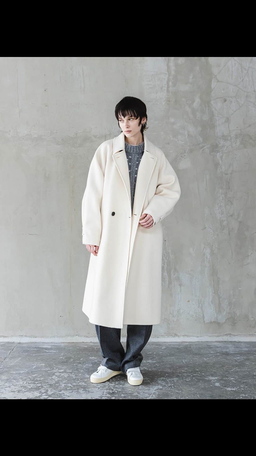 ENCHAINEMENT/mignonのインスタグラム：「.  "Double Faced Wool Long Coat" ブラック/オフホワイト/ライトグリーン ¥61,600JPY  ウール100％で暖かさと軽さが特徴のメルトン素材を使用したリバーロングコート。オーバーサイズのダブルコートは半裏・袖裏付きなので軽さを残しながら寒い冬でも長く着用して頂くことが可能。クラシックな大きめの衿が顔周りをすっきりと見せるだけでなく、品のあるマスキュリンなコーディネートにもマッチします。ゆとりのあるラグランスリーブで厚手のニットも着込めるデザイン。飽きの来ないシンプルなデザインで長く着用して頂けます。  #enchainement #アンシェヌマン #アトレ恵比寿 #新丸の内ビル #淀屋橋odona #なんばパークス #広島パセーラ　#アミュプラザ博多」