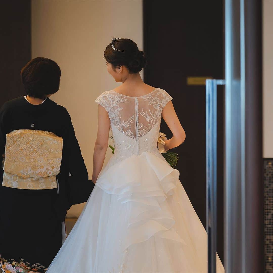 THE STYLE_OKAYAMA【公式】さんのインスタグラム写真 - (THE STYLE_OKAYAMA【公式】Instagram)「. 結婚式は、親御さまにとって子育てからの“卒業の日”  手をつなぎ、そっと寄り添う『母と娘』の姿が印象的な 中座退場のシーンでした  ——————— . @thestyle_okayamaをフォローし #ザスタイル岡山 をつけて 検索してくださいね♪ . #スタイルズ花嫁 #ザスタイル岡山 #thestyle岡山 #ブライダルハウスtutu #シェアーズヘアメイク #岡山花嫁 #岡山結婚式 #プラコレ #DRESSY花嫁 #花嫁コーデ  #ウェディングドレス #お色直し #披露宴レポ #結婚式演出 #新婦中座」10月24日 16時10分 - thestyle_okayama