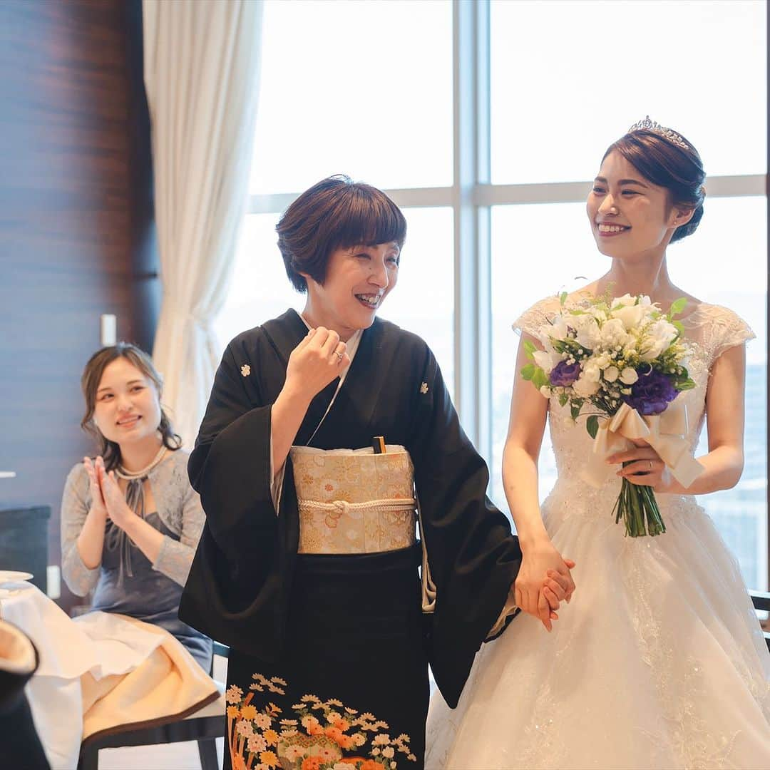 THE STYLE_OKAYAMA【公式】さんのインスタグラム写真 - (THE STYLE_OKAYAMA【公式】Instagram)「. 結婚式は、親御さまにとって子育てからの“卒業の日”  手をつなぎ、そっと寄り添う『母と娘』の姿が印象的な 中座退場のシーンでした  ——————— . @thestyle_okayamaをフォローし #ザスタイル岡山 をつけて 検索してくださいね♪ . #スタイルズ花嫁 #ザスタイル岡山 #thestyle岡山 #ブライダルハウスtutu #シェアーズヘアメイク #岡山花嫁 #岡山結婚式 #プラコレ #DRESSY花嫁 #花嫁コーデ  #ウェディングドレス #お色直し #披露宴レポ #結婚式演出 #新婦中座」10月24日 16時10分 - thestyle_okayama