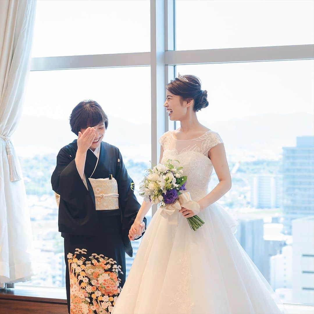 THE STYLE_OKAYAMA【公式】さんのインスタグラム写真 - (THE STYLE_OKAYAMA【公式】Instagram)「. 結婚式は、親御さまにとって子育てからの“卒業の日”  手をつなぎ、そっと寄り添う『母と娘』の姿が印象的な 中座退場のシーンでした  ——————— . @thestyle_okayamaをフォローし #ザスタイル岡山 をつけて 検索してくださいね♪ . #スタイルズ花嫁 #ザスタイル岡山 #thestyle岡山 #ブライダルハウスtutu #シェアーズヘアメイク #岡山花嫁 #岡山結婚式 #プラコレ #DRESSY花嫁 #花嫁コーデ  #ウェディングドレス #お色直し #披露宴レポ #結婚式演出 #新婦中座」10月24日 16時10分 - thestyle_okayama