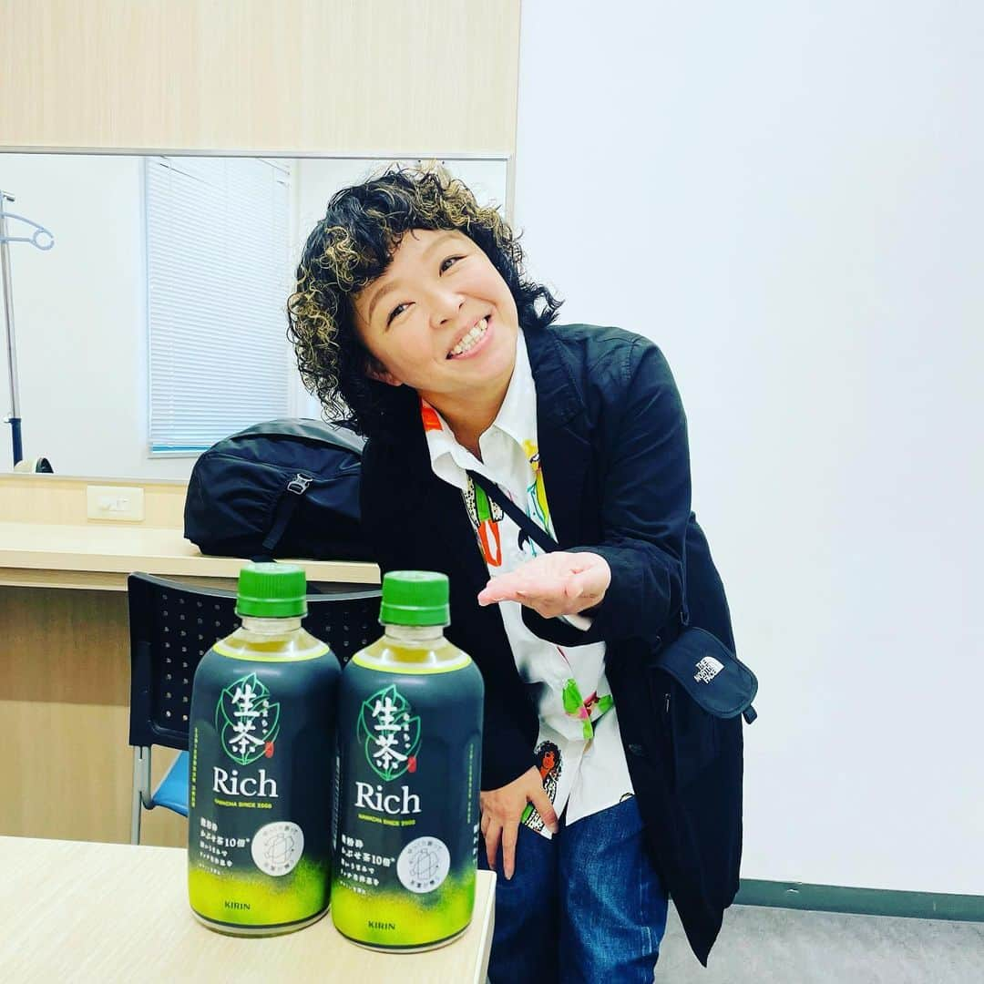 竹内知咲さんのインスタグラム写真 - (竹内知咲Instagram)「単独ライブの差し入れに生茶Richをくれる女性。  #ありがたい女性 #オーサカクレオパトラりえちゃん  #生茶rich」10月24日 16時08分 - tensai_pianist.takeuchi