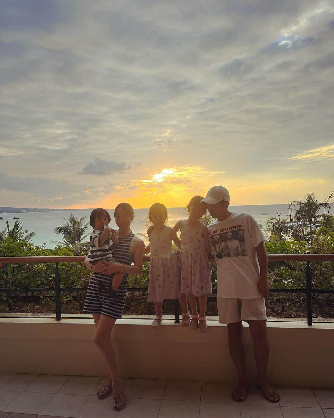 土井千春のインスタグラム：「夏休みに台風🌀が直撃して行けなかった沖縄に行ってきました😊✨ 旅行日迄バタバタすぎて幼稚園行事と仕事も詰め詰めで、出発🛫前夜は長女が頭痛🤕とか言い出して、ヒヤヒヤしたりしながらも無事に楽しんで来れました❤️  昔、変なダイエットをしたりしてた頃に体調を崩したり、長女出産後は立ちくらみも酷くて徒歩3分のスーパーすらも旦那に捕まりながら行ったりしていた時期があります。  そんな不調だらけだった、私ですが栄養学を学び、健康的なダイエットを追求していくようにしてからは毎日元気一杯に過ごしてます✨  42歳になる今が30代の頃よりパワフルで3人の子育てが出来てます。  今回の沖縄も早朝便✈️だったので、初日からフルに動き、夜はナイトプール迄やりました。笑  旅行中でも栄養バランスをなるべく考えたり、睡眠をしっかり確保したこともあるし、デルールで毎朝しっかり便通もありカロリーバスターで血糖値コントロールをしたりして快適に過ごしました❤️❤️  せっかくの家族旅行はフル満喫したいしリゾートでは水着👙も着たいから日頃からの体調管理、ボディメイクは永遠♾️のテーマです😊  そして今朝起きて日常生活に戻りましたが太陽🌞を沢山浴びてリフレッシュしたこともあり疲れを1ミリも感じてなくスッキリ起き、朝から普通に活動してます！！  一昔前の私なら、数日間は予定を入れないでゆっくりしたいってなってたと思います。  栄養って本当に人を変えます✨体調が変わると前向きにもなるし元気だと家族も嬉しいですよね❤️  まだまだ小さい子がいますからパワフルに頑張っていかなきゃです😆  来月からはダイエットモニターさんもスタートしていきますが、今回は痩せる事もですが健康面、メンタル面の変化もどうなっていくかを共有していきたいと思います❤️  お楽しみにしてください😊  #ダイエット指導#ダイエットモニター#ダイエットメニュー#栄養バランス#デルール#カロバス#便秘解消#浮腫み解消#痩せやすい体#体質改善」