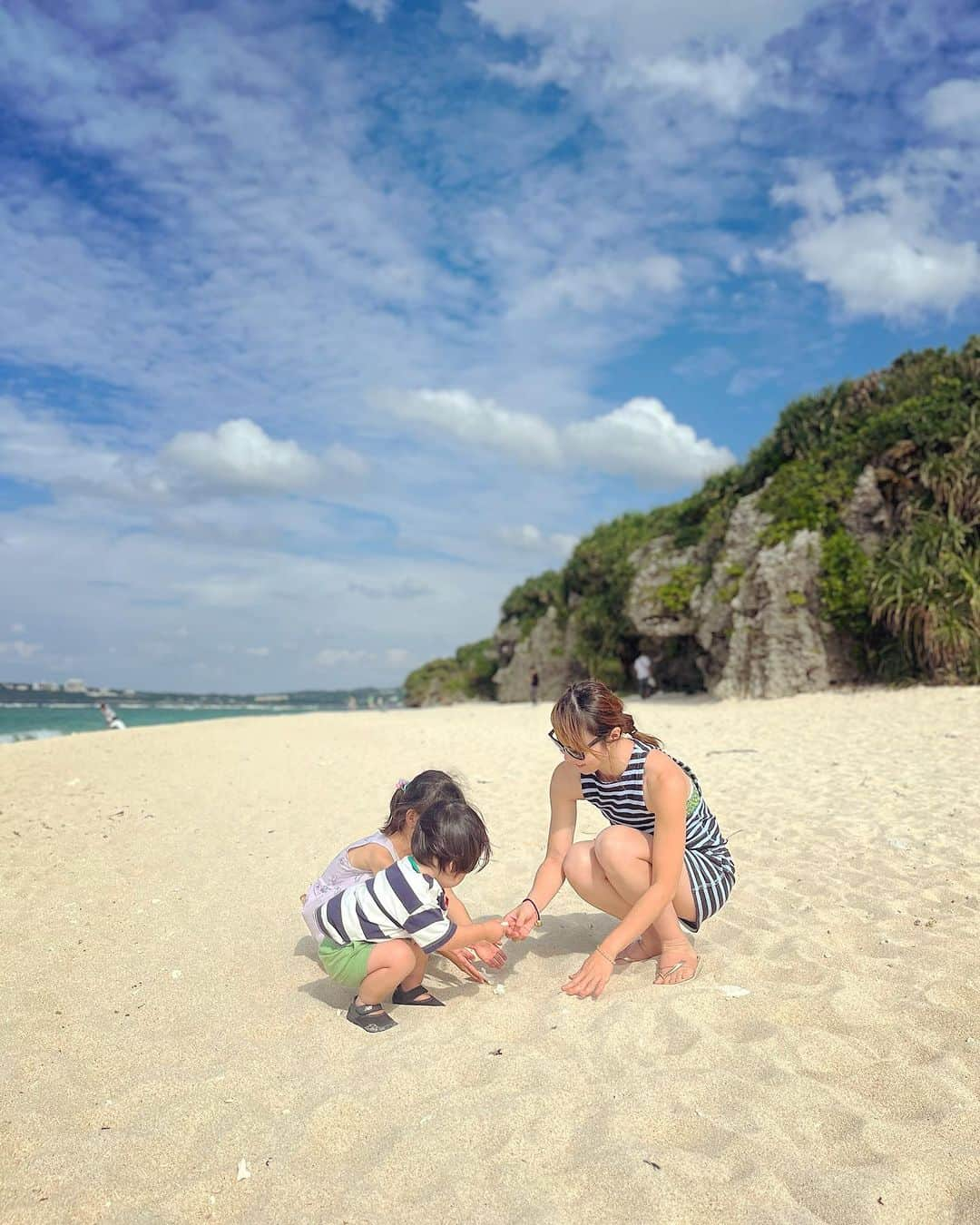 土井千春さんのインスタグラム写真 - (土井千春Instagram)「夏休みに台風🌀が直撃して行けなかった沖縄に行ってきました😊✨ 旅行日迄バタバタすぎて幼稚園行事と仕事も詰め詰めで、出発🛫前夜は長女が頭痛🤕とか言い出して、ヒヤヒヤしたりしながらも無事に楽しんで来れました❤️  昔、変なダイエットをしたりしてた頃に体調を崩したり、長女出産後は立ちくらみも酷くて徒歩3分のスーパーすらも旦那に捕まりながら行ったりしていた時期があります。  そんな不調だらけだった、私ですが栄養学を学び、健康的なダイエットを追求していくようにしてからは毎日元気一杯に過ごしてます✨  42歳になる今が30代の頃よりパワフルで3人の子育てが出来てます。  今回の沖縄も早朝便✈️だったので、初日からフルに動き、夜はナイトプール迄やりました。笑  旅行中でも栄養バランスをなるべく考えたり、睡眠をしっかり確保したこともあるし、デルールで毎朝しっかり便通もありカロリーバスターで血糖値コントロールをしたりして快適に過ごしました❤️❤️  せっかくの家族旅行はフル満喫したいしリゾートでは水着👙も着たいから日頃からの体調管理、ボディメイクは永遠♾️のテーマです😊  そして今朝起きて日常生活に戻りましたが太陽🌞を沢山浴びてリフレッシュしたこともあり疲れを1ミリも感じてなくスッキリ起き、朝から普通に活動してます！！  一昔前の私なら、数日間は予定を入れないでゆっくりしたいってなってたと思います。  栄養って本当に人を変えます✨体調が変わると前向きにもなるし元気だと家族も嬉しいですよね❤️  まだまだ小さい子がいますからパワフルに頑張っていかなきゃです😆  来月からはダイエットモニターさんもスタートしていきますが、今回は痩せる事もですが健康面、メンタル面の変化もどうなっていくかを共有していきたいと思います❤️  お楽しみにしてください😊  #ダイエット指導#ダイエットモニター#ダイエットメニュー#栄養バランス#デルール#カロバス#便秘解消#浮腫み解消#痩せやすい体#体質改善」10月24日 16時12分 - chiharudoi