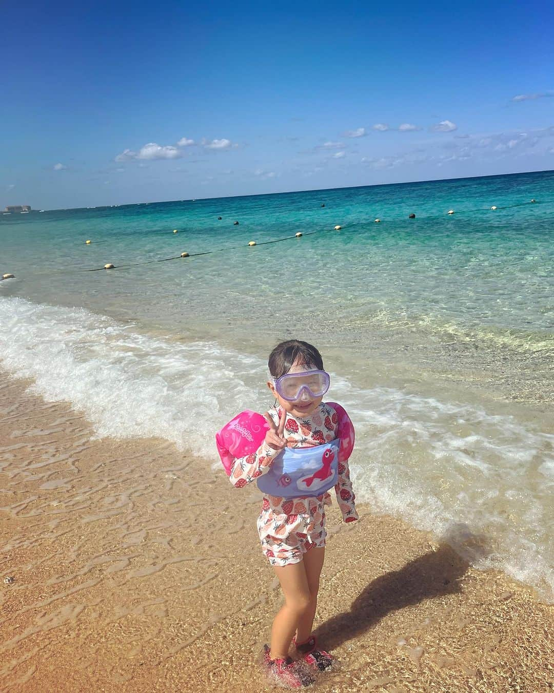 土井千春さんのインスタグラム写真 - (土井千春Instagram)「夏休みに台風🌀が直撃して行けなかった沖縄に行ってきました😊✨ 旅行日迄バタバタすぎて幼稚園行事と仕事も詰め詰めで、出発🛫前夜は長女が頭痛🤕とか言い出して、ヒヤヒヤしたりしながらも無事に楽しんで来れました❤️  昔、変なダイエットをしたりしてた頃に体調を崩したり、長女出産後は立ちくらみも酷くて徒歩3分のスーパーすらも旦那に捕まりながら行ったりしていた時期があります。  そんな不調だらけだった、私ですが栄養学を学び、健康的なダイエットを追求していくようにしてからは毎日元気一杯に過ごしてます✨  42歳になる今が30代の頃よりパワフルで3人の子育てが出来てます。  今回の沖縄も早朝便✈️だったので、初日からフルに動き、夜はナイトプール迄やりました。笑  旅行中でも栄養バランスをなるべく考えたり、睡眠をしっかり確保したこともあるし、デルールで毎朝しっかり便通もありカロリーバスターで血糖値コントロールをしたりして快適に過ごしました❤️❤️  せっかくの家族旅行はフル満喫したいしリゾートでは水着👙も着たいから日頃からの体調管理、ボディメイクは永遠♾️のテーマです😊  そして今朝起きて日常生活に戻りましたが太陽🌞を沢山浴びてリフレッシュしたこともあり疲れを1ミリも感じてなくスッキリ起き、朝から普通に活動してます！！  一昔前の私なら、数日間は予定を入れないでゆっくりしたいってなってたと思います。  栄養って本当に人を変えます✨体調が変わると前向きにもなるし元気だと家族も嬉しいですよね❤️  まだまだ小さい子がいますからパワフルに頑張っていかなきゃです😆  来月からはダイエットモニターさんもスタートしていきますが、今回は痩せる事もですが健康面、メンタル面の変化もどうなっていくかを共有していきたいと思います❤️  お楽しみにしてください😊  #ダイエット指導#ダイエットモニター#ダイエットメニュー#栄養バランス#デルール#カロバス#便秘解消#浮腫み解消#痩せやすい体#体質改善」10月24日 16時12分 - chiharudoi