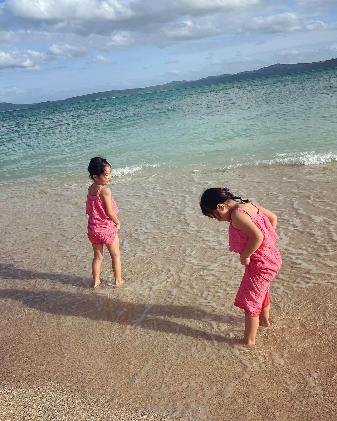 土井千春さんのインスタグラム写真 - (土井千春Instagram)「夏休みに台風🌀が直撃して行けなかった沖縄に行ってきました😊✨ 旅行日迄バタバタすぎて幼稚園行事と仕事も詰め詰めで、出発🛫前夜は長女が頭痛🤕とか言い出して、ヒヤヒヤしたりしながらも無事に楽しんで来れました❤️  昔、変なダイエットをしたりしてた頃に体調を崩したり、長女出産後は立ちくらみも酷くて徒歩3分のスーパーすらも旦那に捕まりながら行ったりしていた時期があります。  そんな不調だらけだった、私ですが栄養学を学び、健康的なダイエットを追求していくようにしてからは毎日元気一杯に過ごしてます✨  42歳になる今が30代の頃よりパワフルで3人の子育てが出来てます。  今回の沖縄も早朝便✈️だったので、初日からフルに動き、夜はナイトプール迄やりました。笑  旅行中でも栄養バランスをなるべく考えたり、睡眠をしっかり確保したこともあるし、デルールで毎朝しっかり便通もありカロリーバスターで血糖値コントロールをしたりして快適に過ごしました❤️❤️  せっかくの家族旅行はフル満喫したいしリゾートでは水着👙も着たいから日頃からの体調管理、ボディメイクは永遠♾️のテーマです😊  そして今朝起きて日常生活に戻りましたが太陽🌞を沢山浴びてリフレッシュしたこともあり疲れを1ミリも感じてなくスッキリ起き、朝から普通に活動してます！！  一昔前の私なら、数日間は予定を入れないでゆっくりしたいってなってたと思います。  栄養って本当に人を変えます✨体調が変わると前向きにもなるし元気だと家族も嬉しいですよね❤️  まだまだ小さい子がいますからパワフルに頑張っていかなきゃです😆  来月からはダイエットモニターさんもスタートしていきますが、今回は痩せる事もですが健康面、メンタル面の変化もどうなっていくかを共有していきたいと思います❤️  お楽しみにしてください😊  #ダイエット指導#ダイエットモニター#ダイエットメニュー#栄養バランス#デルール#カロバス#便秘解消#浮腫み解消#痩せやすい体#体質改善」10月24日 16時12分 - chiharudoi