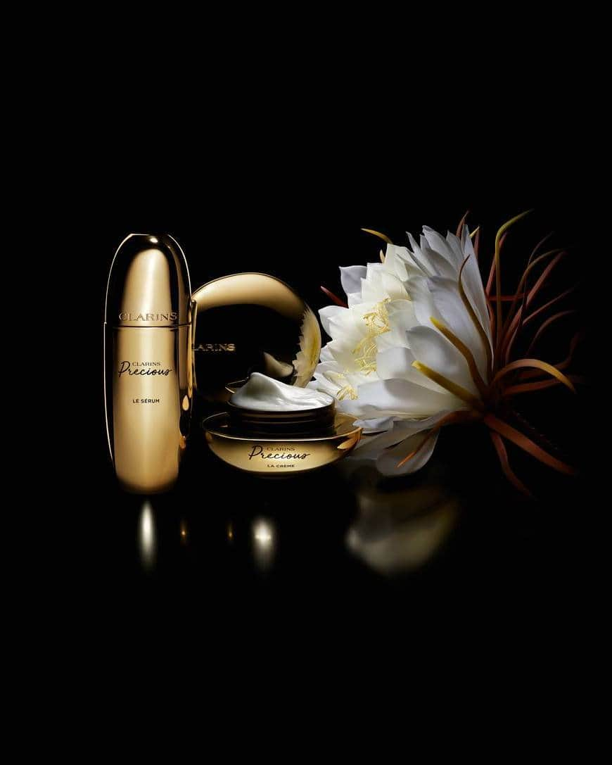 Clarins Italiaさんのインスタグラム写真 - (Clarins ItaliaInstagram)「Il vero lusso è il tempo da dedicare a sé stesse. 💛  Ogni istante, con Clarins Precious, è raro e prezioso. Ogni applicazione è una rivelazione. Scopri il tuo rituale di bellezza quotidiano in 4 step, dalla sensorialità unica. Prenditi cura della tua pelle, partendo dalla delicata zona del contorno occhi, per prevenire la comparsa dei segni del tempo. Immancabile nel rituale Clarins Precious è poi Le Sérum, un prezioso alleato per un viso levigato e luminoso. La Crème ti assicura, giorno dopo giorno, una pelle vellutata come i petali di un fiore e, grazie a L’Outil de Massage, ispirato all’Arte del Tocco Clarins, potrai sublimare la sensorialità e le performance del tuo trattamento Clarins Precious. Una vera e propria experience, unica e speciale: scopri di più al link in bio.  #Clarins #ClarinsItalia #Precious #Novità #New #DailyRoutine  #ClarinsPrecious」10月24日 16時15分 - clarinsitalia