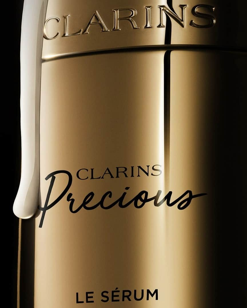 Clarins Italiaさんのインスタグラム写真 - (Clarins ItaliaInstagram)「Il vero lusso è il tempo da dedicare a sé stesse. 💛  Ogni istante, con Clarins Precious, è raro e prezioso. Ogni applicazione è una rivelazione. Scopri il tuo rituale di bellezza quotidiano in 4 step, dalla sensorialità unica. Prenditi cura della tua pelle, partendo dalla delicata zona del contorno occhi, per prevenire la comparsa dei segni del tempo. Immancabile nel rituale Clarins Precious è poi Le Sérum, un prezioso alleato per un viso levigato e luminoso. La Crème ti assicura, giorno dopo giorno, una pelle vellutata come i petali di un fiore e, grazie a L’Outil de Massage, ispirato all’Arte del Tocco Clarins, potrai sublimare la sensorialità e le performance del tuo trattamento Clarins Precious. Una vera e propria experience, unica e speciale: scopri di più al link in bio.  #Clarins #ClarinsItalia #Precious #Novità #New #DailyRoutine  #ClarinsPrecious」10月24日 16時15分 - clarinsitalia