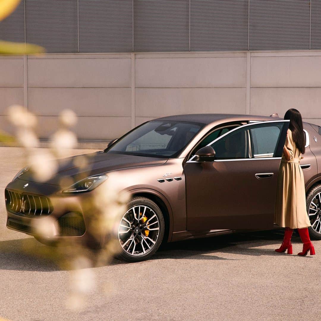 Maserati Japan | マセラティ ジャパンのインスタグラム：「10月20日~11月3日の2週間、Minotti青山にてグレカーレを展示中。「Made in Italy」を誇る「Minotti」の美しい家具と、「マセラティ」のグレカーレを同一空間に配置し、二つのイタリアのデザインの融合をお楽しみいただけます。   詳しくはこちら https://www.maserati.com/jp/ja/news/elle-decor-design-walk-2023    #Maserati #elledecorwalk #grecale」