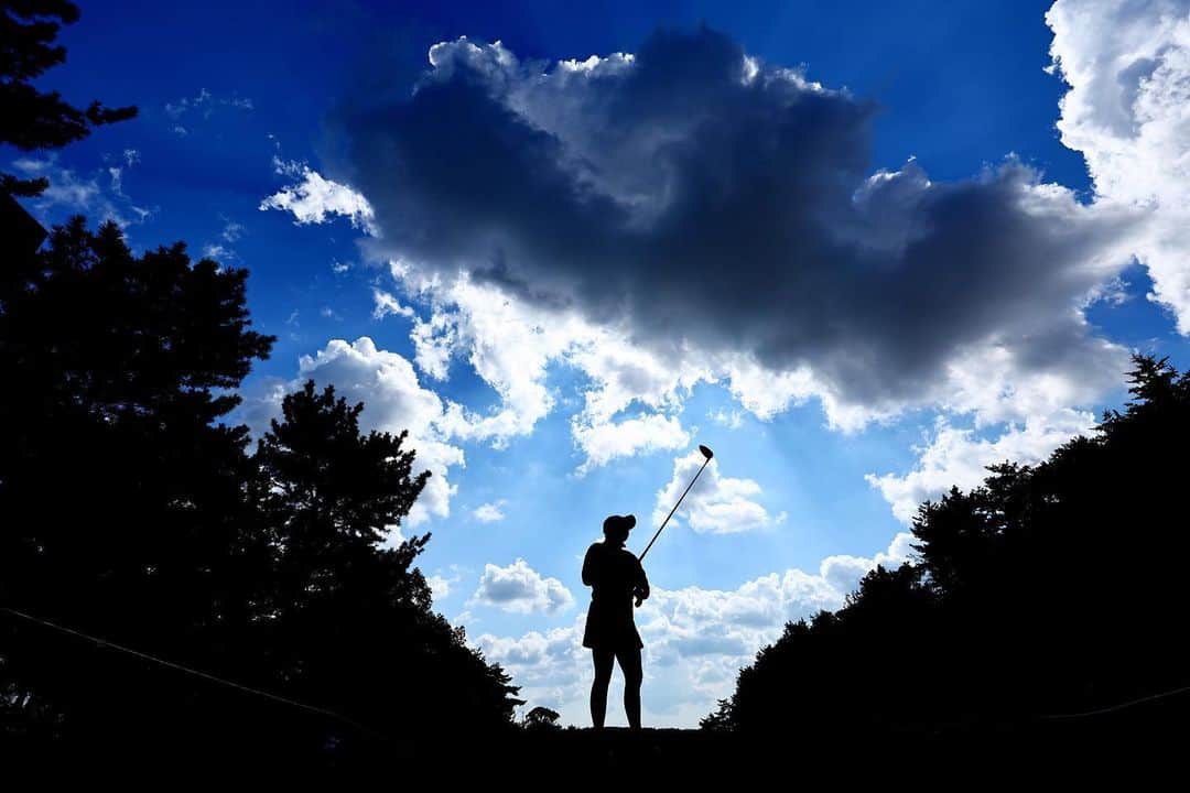 イ・ボミさんのインスタグラム写真 - (イ・ボミInstagram)「- こんにちは プロゴルファーイボミです。 とうとう わたしの 日本ツアーせいかつが おわりました。 13ねんのあいだ ほんとうに おおきなおうえん  こころから かんしゃします。 かんしゃという ことば いじょうの ひょうげんを おくりたいです。 13ねんかんを おもいかえすと つらいじかんはなく  ぜんぶが しあわせな じかんでした。 わたしという せんしゅを しんじて 物心両面サポートしてくれた  たくさんの スポンサーさまと ともに すごせたじかん、 jlpgaのせんしゅたちと たたかいあえたじかん、  チームとともに どりょくしたじかん、 わたしを さらに かっこいい せんしゅとして きじやしゃしんで つたえてくれた メディアのみなさま、 いっしょに なき わらいあえたファンのみなさまと すべてのじかん… ツアーをはなれるいま すこしも こころぼそくないし むねいっぱいに  しあわせを いだけて とても ほこらしいし うれしいです。 さいごのたいかいをとうして いただいた かずかずの かんどうてきな  しゅんかんを むねに カッコよくいきていきます。 もう かこの ツアーせんしゅになりましたが みなさまからもらった  かんどうの おかげで チカラをだして これからは いい  えいきょうりょくを あたえられる せんしゅになりますので  みまもってください。 さいごに もういちど 13ねんかん ほんとうに ありがとうございました💓  안녕하세요 프로골퍼 이보미입니다 드디어 저의 일본 투어생활이 끝이났네요 13년동안 너무 나 큰 응원 진심으로 감사드립니다 감사하다는 말보다 더 큰 그 이상의 표현을 드리고 싶어요 뒤돌아서 13년을 기억해보니 힘든시간은 없구  다 너무 행복했던 시간이었습니다  저라는 선수를 믿고 물심양면 서포트 해주신 많은 스폰서 분들과  함께한 시간들,jlpga 선수들과 서로 경쟁했던 시간들, 실력을 키우기위해 팀과함께 노력했던 수많은 시간,  함께 울고 웃던 팬분들과 시간들까지..  투어를 떠나는 이 순간 전혀 외롭지않고 가슴 가득 행복한 마음만 가지고 갈수 있어서  너무 보람있고 기쁘네요 이번 마지막 대회를  통해서도 받았던 수많은 감동적인 순간들  평생 기억하며 앞으로도 잘 살아보겠습니다 이제는 과거의 투어선수가 되었지만  여러분들에게 받았던 감동들 덕분에 힘내서  앞으로도 좋은 영향력을 끼치는 선수가 되도록 할테니 지켜봐주세요 다시한번 13년동안 너무 감사합니다💓」10月24日 16時17分 - bomee.lee