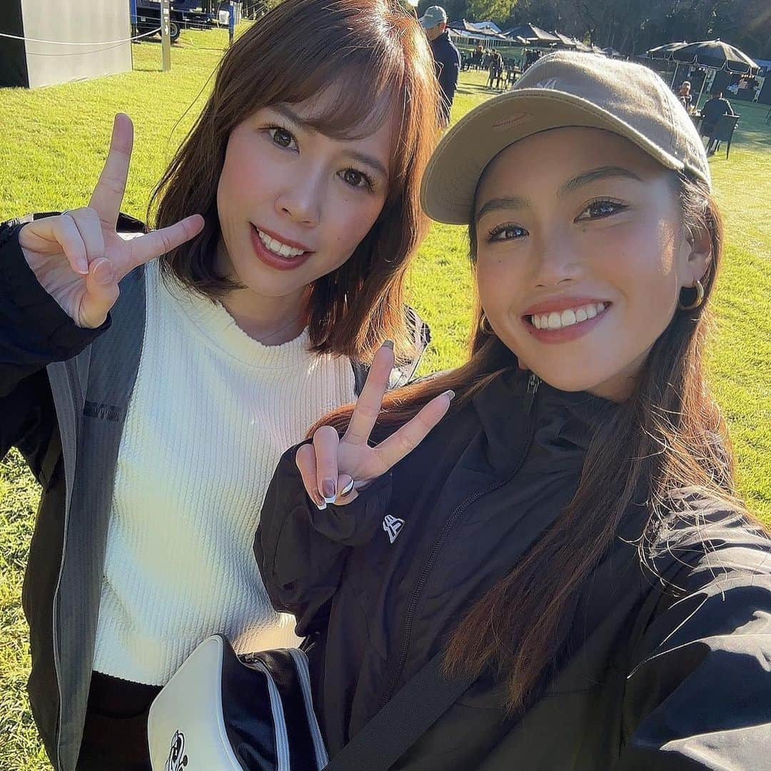 YAMADAARISAさんのインスタグラム写真 - (YAMADAARISAInstagram)「@zozochamp  #zozochampionship 2023⛳️ 最終日に行ってきたよ〜！  @mariiina_mama  @mariiina_golf  まりーなが誘ってくれて 私は初のゴルフ観戦🏌️‍♂️⛳️  プロゴルファーのプレー姿を 間近で見れることなんてないから、 とっても貴重な体験だった😳  飛距離エグかったなー  イベントブースもたくさんあって とっても楽しかったー🐒❤️  会場でバッタリ〜🙌 @sabu_golf さぶちゃんと初めましてな日👏 ゴルフ女子と新しく繋がれるのって嬉しい〜🥹🩵  #zozochampionship2023 #zozochampionship  #pgatour #golf #progolfer #golflife #neweragolf #golffashion #golfwear  #習志野カントリークラブ #ゴルフコース  #ゴルフ #初めての #ゴルフ観戦 #ゴルフ女子 #ゴルフ仲間 #ゴルフ好き #ゴルフ動画 #ゴルフコーデ #ニューエラゴルフ #ゴルフバッグ #martygolf #サングラス女子 #eyevol #アイヴォル #スポーツ女子 #ゴルフ好きと繋がりたい #ゴルフ女子と繋がりたい」10月24日 16時20分 - _arisaru73_