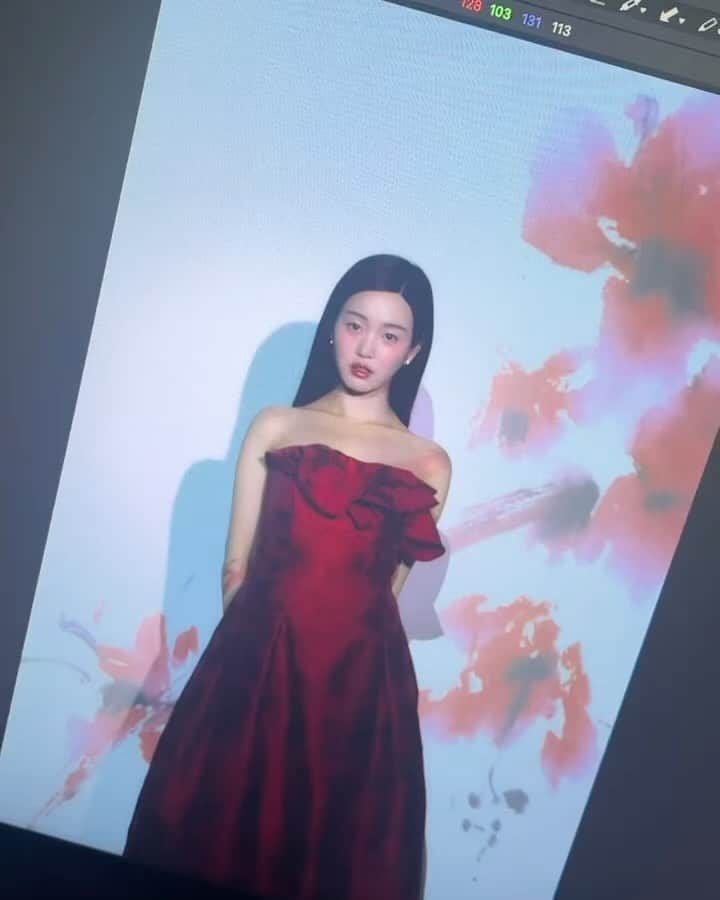 イ・ユビのインスタグラム：「SINGLES Behind 🦋💙🥀」