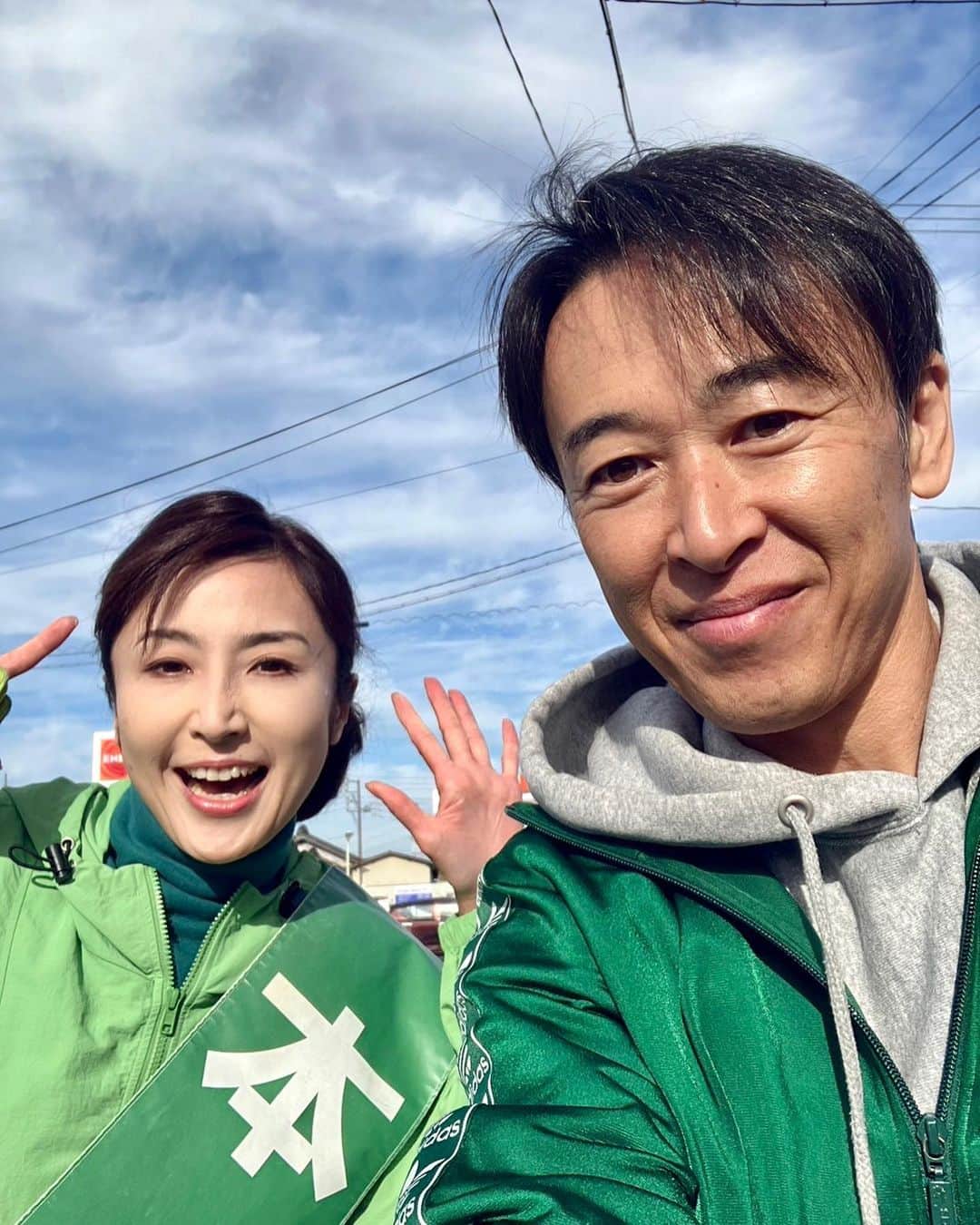 丹野みどりのインスタグラム：「国民民主党 加藤のぶひさ東郷町議  みよし市での朝活 そして街宣車の運転と ご協力くださいました❗️  緑色の服、ありがとう🤣  それにしても まさかの背景かぶり…  街宣車も加藤東郷町議自ら運転  加藤のぶひさと書いて 爽やかと読む ですね  国民民主党の旗を振る仲間 今後も共に頑張ります！  #国民民主党 #衆議院選挙 #衆議院議員選挙 #衆院選 #愛知県 #衆院愛知11区 #衆院 #愛知11区 #豊田市 #みよし市 #丹野みどり」