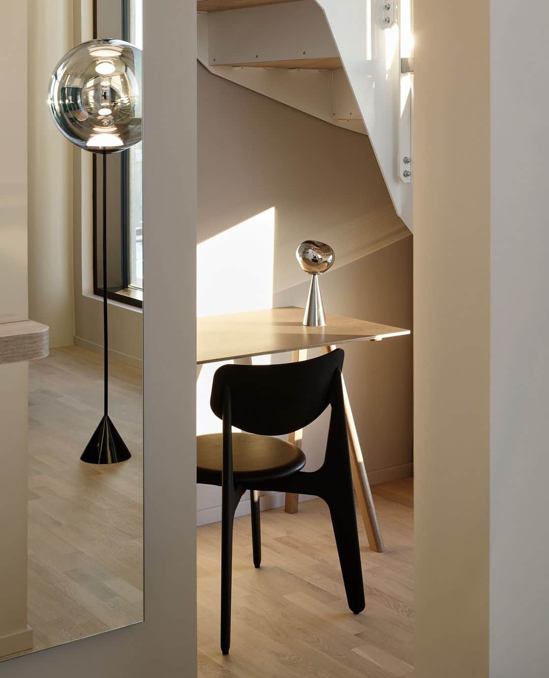 トム ディクソンのインスタグラム：「MELT Portable Light: the perfect little companion for your desk, kitchen, or bedside table. Shown here in a loft apartment in Helsinki. ⁠ ⁠ Available in a wide range of finishes. Up to 10 hours of battery life.⁠ ⁠ Order yours now on tomdixon.net ⁠ ⁠ @unity.living ⁠ @designresearchstudio」