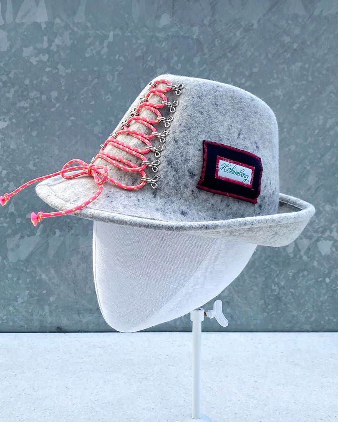 HPFRANCE　アッシュペーフランスさんのインスタグラム写真 - (HPFRANCE　アッシュペーフランスInstagram)「オーストリア・ウィーン発帽子ブランド、ミュールバウアー @muehlbauer_hats のデザイナーであるクラウス・ミュールバウアーが、10月27日(金) に4年ぶりの来日イベントを開催✨「日常的に身に付けられる帽子」をコンセプトに、時代を捉えた創造性でコレクションを完成させるミュールバウアー。今年で設立120周年を迎える老舗メーカーでありながら、4代目のクラウス氏による現代的なエッセンスを取り入れたハットは世界中で愛されています。 イベントでは、秋冬新作コレクションが豊富に揃うほか、クラウス氏が120周年を記念して手掛けた1点物のアーカイブコレクションも登場。当日お買い上げのお客様に、先着順にて120周年記念ギフトをプレゼントします！ デザイナー本人からハット選びのアドバイスを聞けるまたとない機会、ぜひご来店ください。  【デザイナー来日イベント概要】 ■日時: 2023年10月27日(金) 17:30-19:00 ■場所: goldie H.P.FRANCE 新宿店（小田急百貨店 新宿店 1F） ■電話: 03-5339-7661 👉イベント詳細は @goldie_h.p.france をCHECK!」10月24日 16時36分 - hpfrance_official