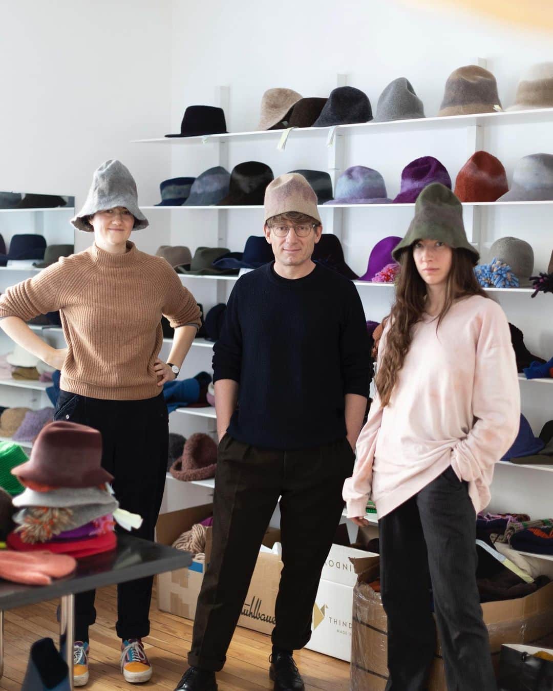 HPFRANCE　アッシュペーフランスのインスタグラム：「オーストリア・ウィーン発帽子ブランド、ミュールバウアー @muehlbauer_hats のデザイナーであるクラウス・ミュールバウアーが、10月27日(金) に4年ぶりの来日イベントを開催✨「日常的に身に付けられる帽子」をコンセプトに、時代を捉えた創造性でコレクションを完成させるミュールバウアー。今年で設立120周年を迎える老舗メーカーでありながら、4代目のクラウス氏による現代的なエッセンスを取り入れたハットは世界中で愛されています。 イベントでは、秋冬新作コレクションが豊富に揃うほか、クラウス氏が120周年を記念して手掛けた1点物のアーカイブコレクションも登場。当日お買い上げのお客様に、先着順にて120周年記念ギフトをプレゼントします！ デザイナー本人からハット選びのアドバイスを聞けるまたとない機会、ぜひご来店ください。  【デザイナー来日イベント概要】 ■日時: 2023年10月27日(金) 17:30-19:00 ■場所: goldie H.P.FRANCE 新宿店（小田急百貨店 新宿店 1F） ■電話: 03-5339-7661 👉イベント詳細は @goldie_h.p.france をCHECK!」