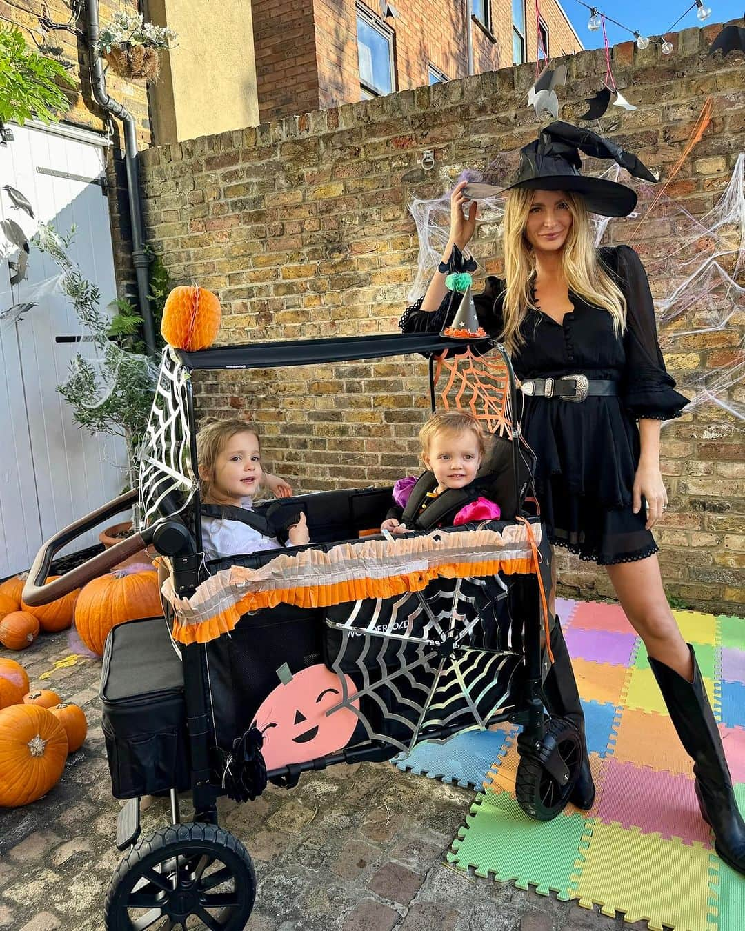 ミリー・マッキントッシュのインスタグラム：「AD. Too cute to spook – read on for a scarily good giveaway 👻🕷️🎃✨   Calling all parents, you need a @wonderfold.uk wagon in your life for family adventures! My girls love their wagon! It’s been great for trips to the Zoo and parks and holds all the bits and bobs you need (coats, dollies, wellies, books, snacks you name it, our wagon has carried it!!), but the ultimate test happened at the weekend when we got all dressed up (wagon included) for a Halloween Carving party and mini trick or treat … at one point we had a cat, a ghost and a witch getting cosy in the wagon – now there’s a sentence I never thought I’d say! 🐈‍⬛👻🧙🏻‍♀️   I’ve teamed up with Wonderfold UK to give your family a chance to win your very own WonderFold W2 Luxe in Volcanic Black (just like mine!) simply …   • Follow both @wonderfold.uk and me! • Like this post • Tag someone who’d love their own Wonderfold wagon in the comments   The giveaway closes at Midnight on 31st October 2023 and the winner will be contacted via DM by @wonderfold.uk. The winner will need a UK mainland address for shipping.」