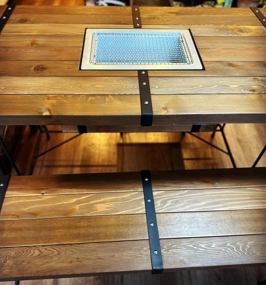 西山茉希さんのインスタグラム写真 - (西山茉希Instagram)「大変。 我が家に来てくれたダイニングテーブルが好き過ぎる🫣🪵  室内だけどBBQテーブルを選んでみまして。 いつでも焼ける風なワクワクプラス❤️‍🔥  #遊び心のあるテーブル #ようこそ西山食堂へ @steelbelt.original   探して探して何日も経って、 たまたま見つけて即決した3セット。  初日から既に愛しいので、 大切に我が家に馴染ませていきます🫠🍀  #勝手に開運日 #11:16に運び込まれ #単独にはしゃぐ #一卓万倍日 #ダイニングテーブルデビュー  美味しい時間をたくさん過ごそう👩‍👧‍👧💛 幸せっ🌈🤭🌈」10月24日 16時29分 - maki.nshiyama50