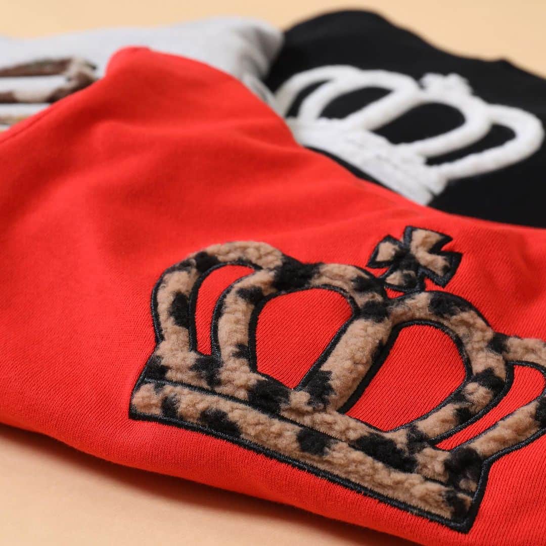 のインスタグラム：「＼coming soon…／ 大きめバックプリントにも注目◎ フロントの王冠ワッペンがかっこいい1枚♪  ■ワッペンパーカー8835 80-150cm ¥3960(税込) S-XL ¥4950(税込)  ◯店舗は10/24(火)入荷 ◯WEBは10/25(水)発売  #パーカー#パーカーコーデ#秋コーデ #秋服 #ストリートファッション #親子リンクコーデ #親子リンク#親子コーデ #リンクコーデ #おそろコーデ #お揃いコーデ #むすこーで #むすめこーで#男の子コーデ #女の子コーデ#男の子ママ #女の子ママ#男の子服 #兄妹コーデ #姉弟コーデ #キッズコーデ #子供服 #子ども服 #こどもふく #キッズ服 #オシャレキッズ #子どものいる暮らし #ベビド #ベビド着てみた」
