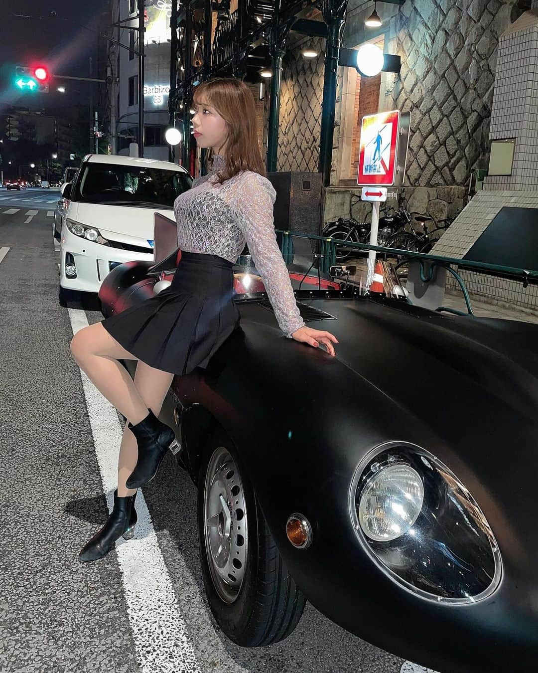 三上もえさんのインスタグラム写真 - (三上もえInstagram)「♡ こんなに可愛すぎる車初めてみた🚗❣️ 特注車なんだって🤔💡 @car_luxury303  誰もが知ってる有名人の車も作ってるらしい🫣❣️ わたしは免許がないので助手席専門です🥺 誰か乗せてクダサイ、笑  購入、カーシェア出来ます🍀*゜ 興味がある方は→ @car_luxury303 にご連絡下さい✨️ . . . #高級車 #高級外車 #オープンカー #オープンカー女子  #特注車 #カーシェア #カーシェアリング  #車好きな人と繋がりたい」10月24日 16時34分 - moooeeeen0202