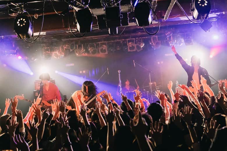 のインスタグラム：「Monthly LEGOBIGMORL。 ライブ写真が届きました📸  今月もSOLDOUTありがとうございました❗️ しかも来月もSOLDOUTなんて😭 ありがとうございます‼️  ファイナルとなる12月はまだチケットありますので是非ぜひよろしくお願いします🤲 ファイナル全員でぶちかましましょう👊  #LEGOBIGMORL  Photo by @ask__to__a」